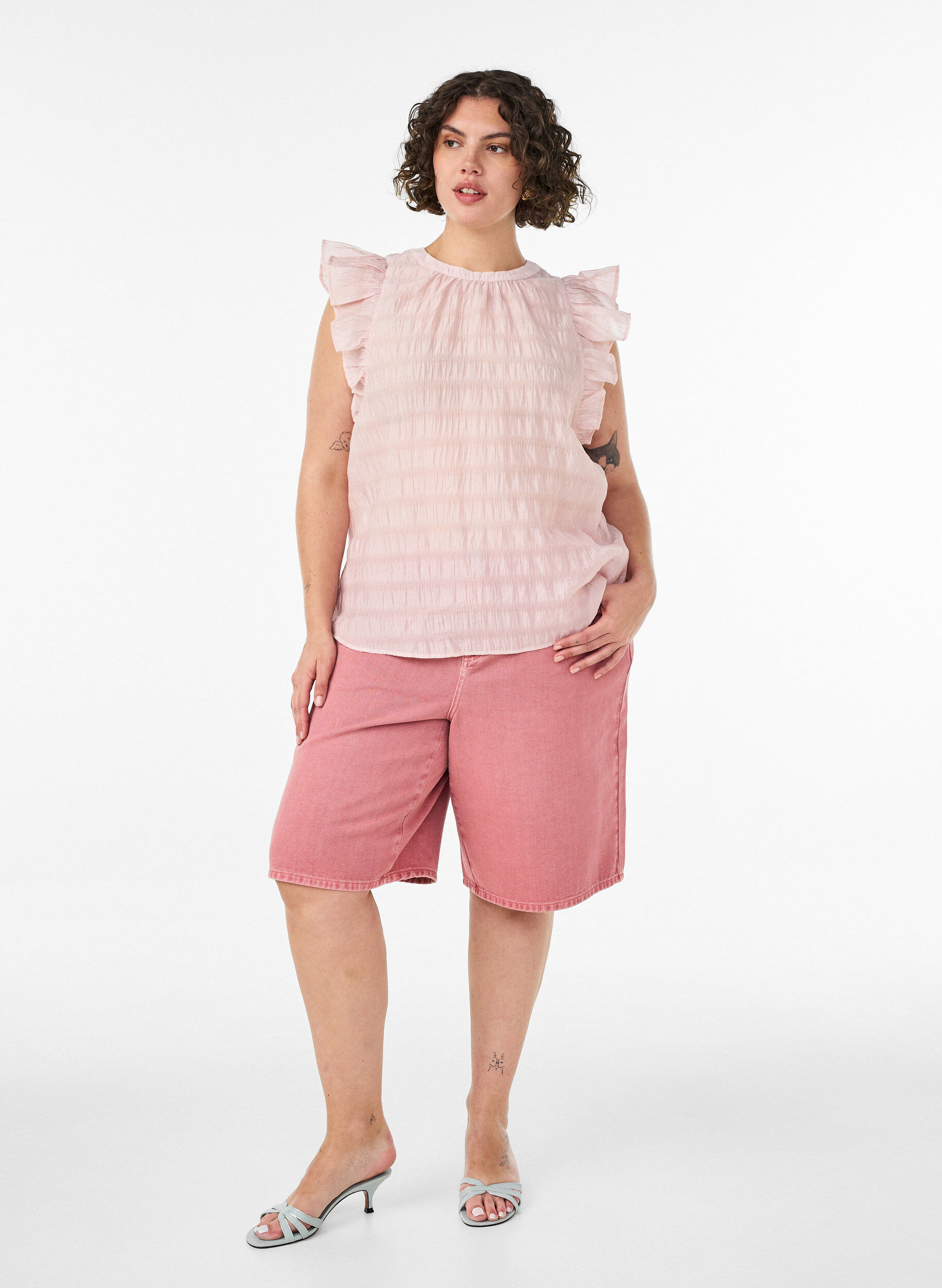 Zizzi&Auml;rml&ouml;s blus med struktur och volanger, Rosa, Model image number 1
