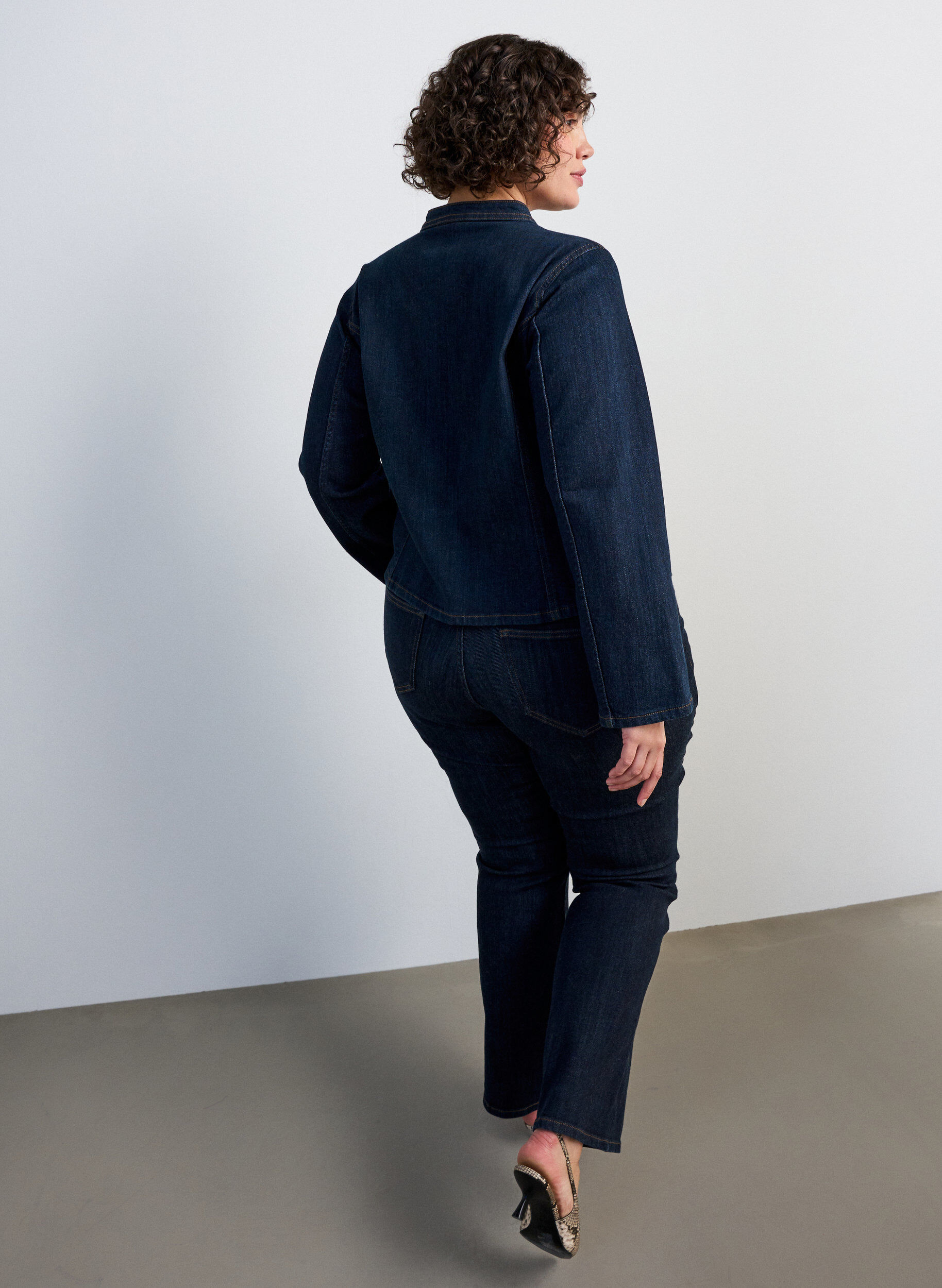 ZizziFigurn&auml;ra jacka i denim med dragkedja, Bl&aring;, Model image number 2