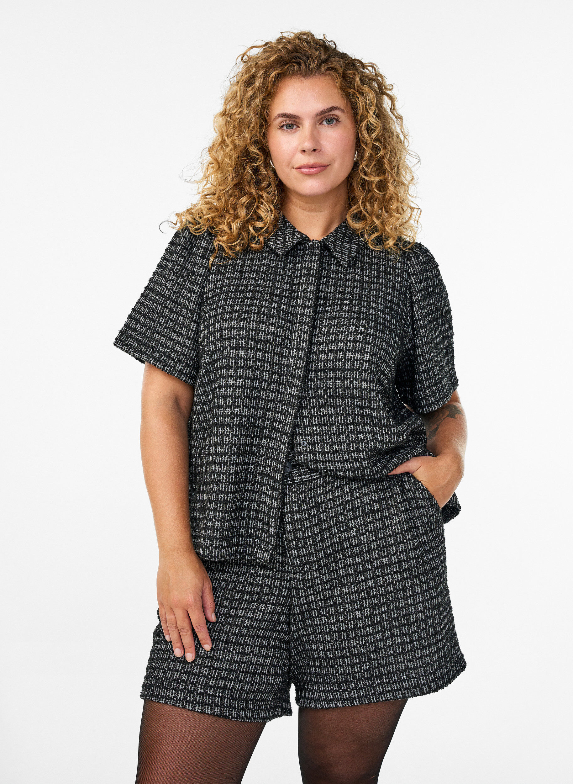 L&ouml;sa shorts i boucl&eacute; med fickor, Svart, Model