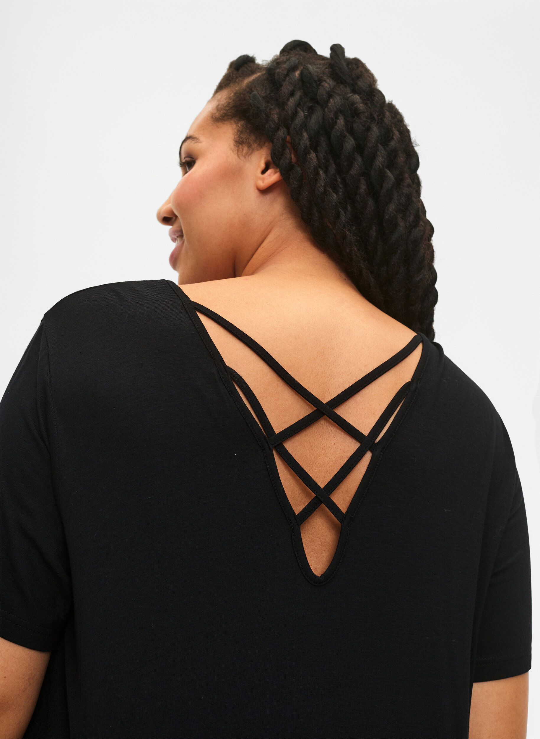 Zizzi Kort&auml;rmad nattlinne i viskos med detalj baktill, Svart, Model image number 3