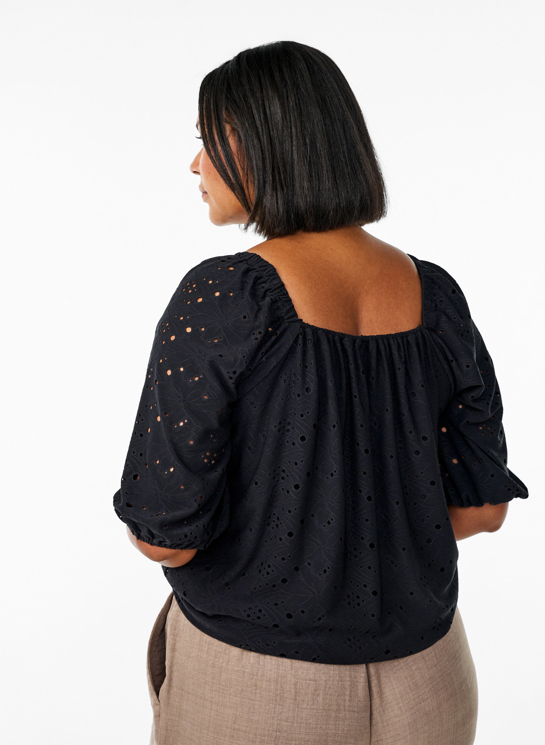 ZizziBlus med korta puff&auml;rmar och h&aring;lm&ouml;nster, Svart, Model image number 2