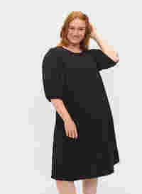 Viskosklänning med ryggdetalj, Black, Model