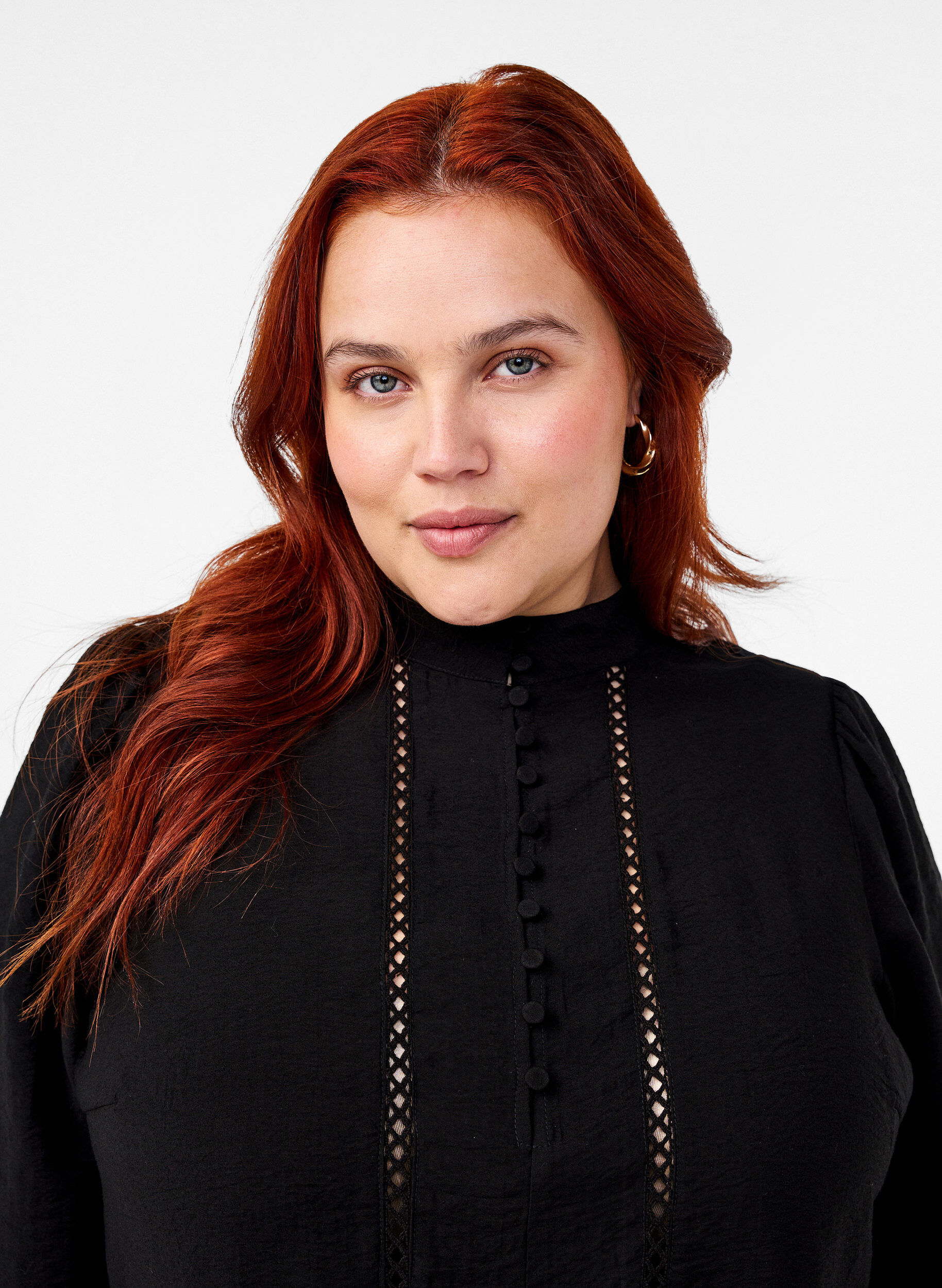 Zizzi Kn&auml;l&aring;ng kl&auml;nning med broderi och 3/4 &auml;rmar, Black, Model image number 2