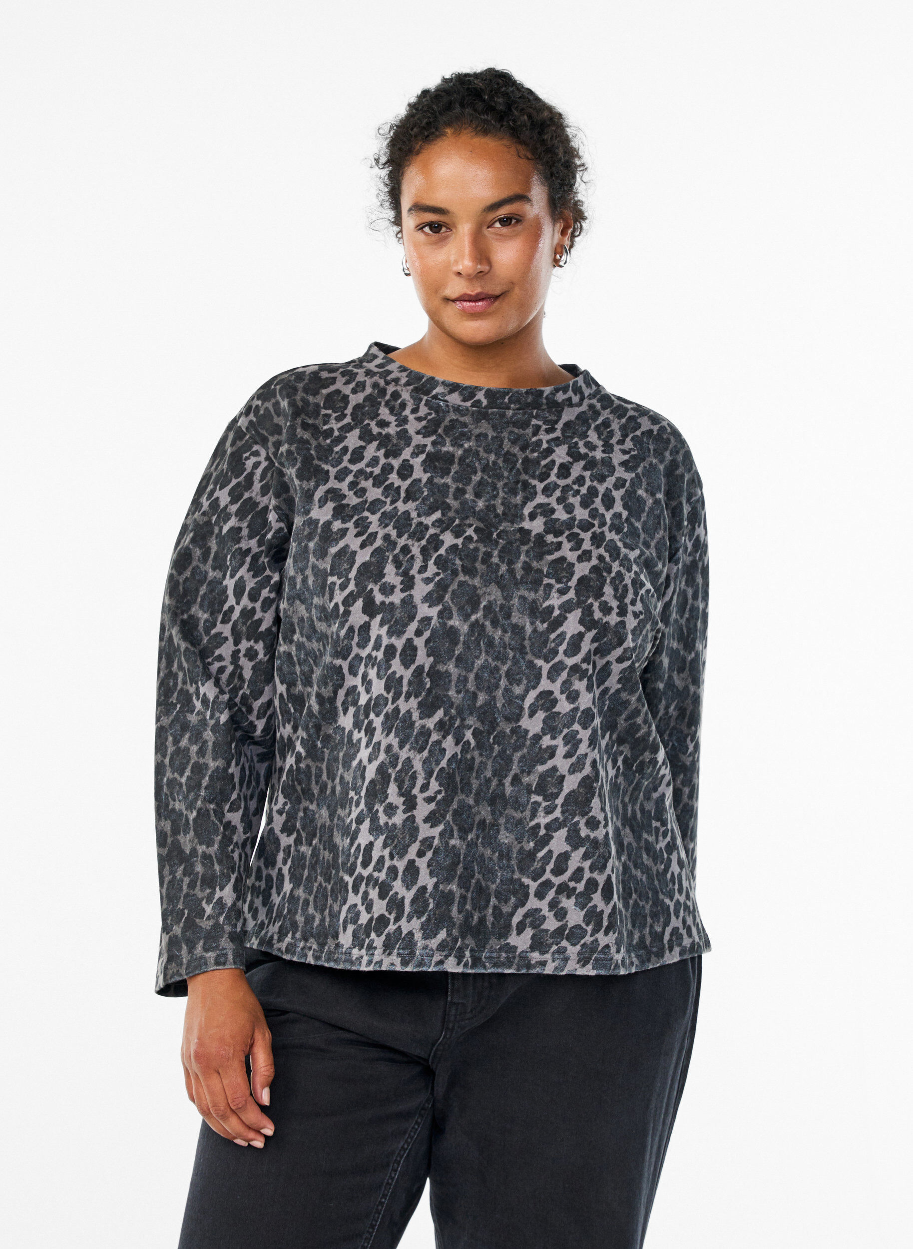 Tv&auml;ttad sweatshirt med leopardm&ouml;nster, Gr&aring;, Model