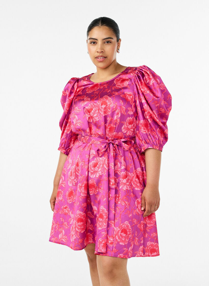 Blommig kl&auml;nning med puff&auml;rmar och knytsk&auml;rp, Rosa, Model image number 0