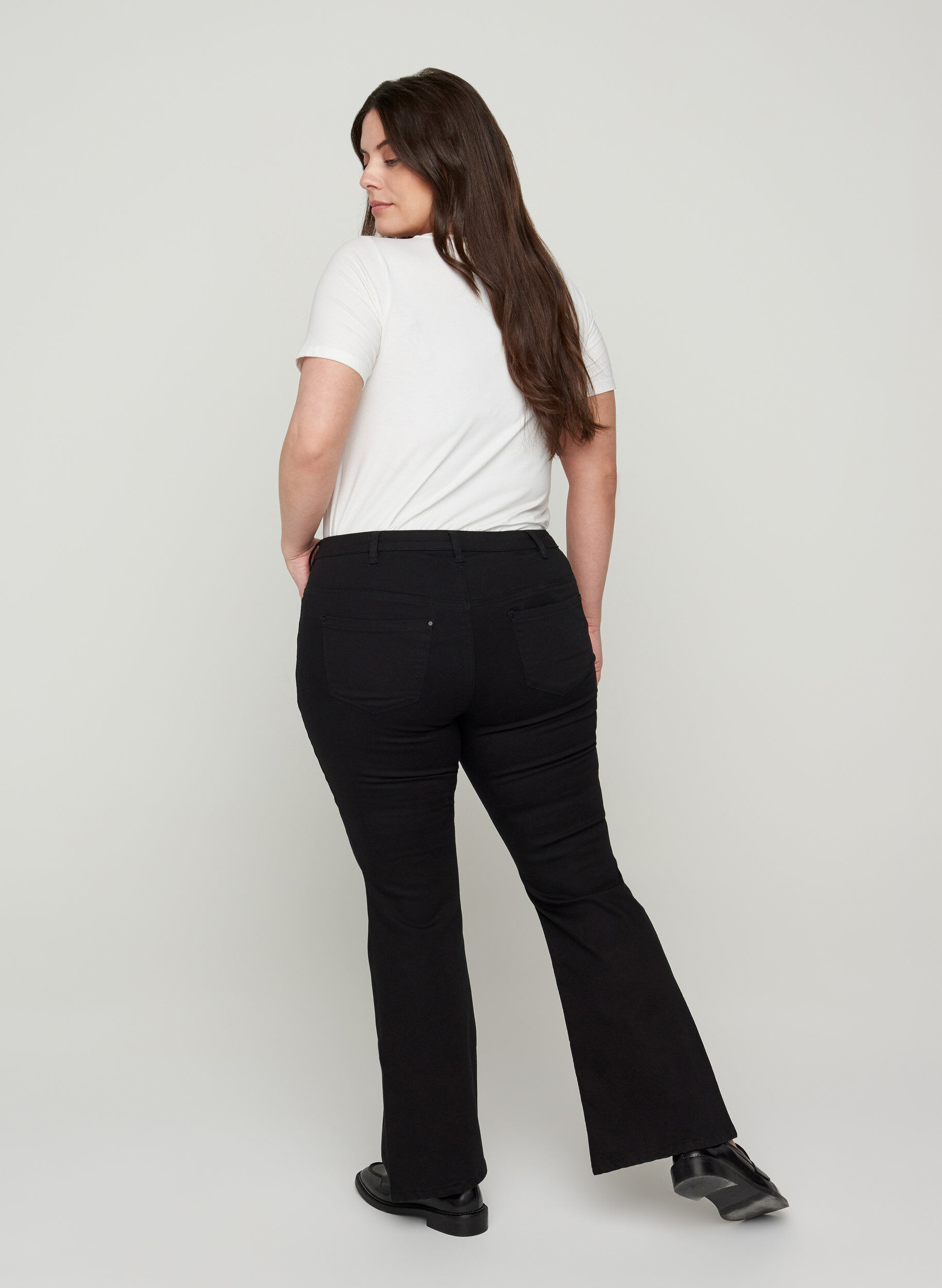 Zizzi Ellen jeans med bootcut och h&ouml;g midja, Black, Model image number 1