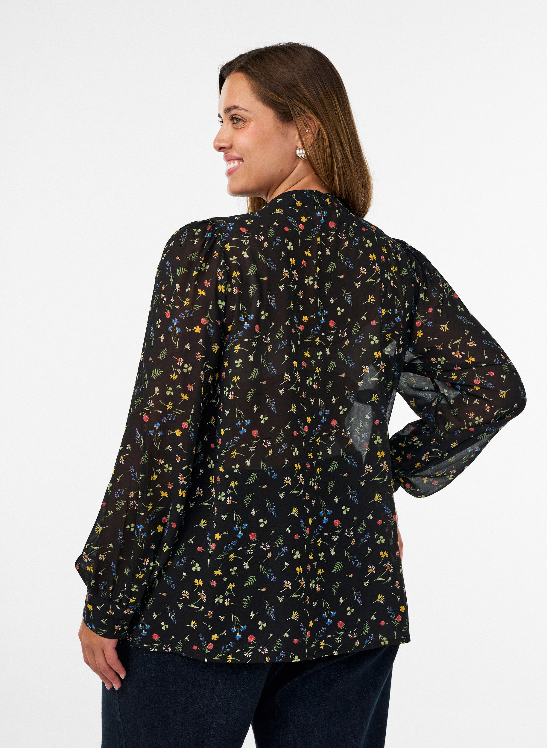 ZizziBlus med helt&auml;ckande m&ouml;nster och kort knappsl&aring;, Svart, Model image number 2