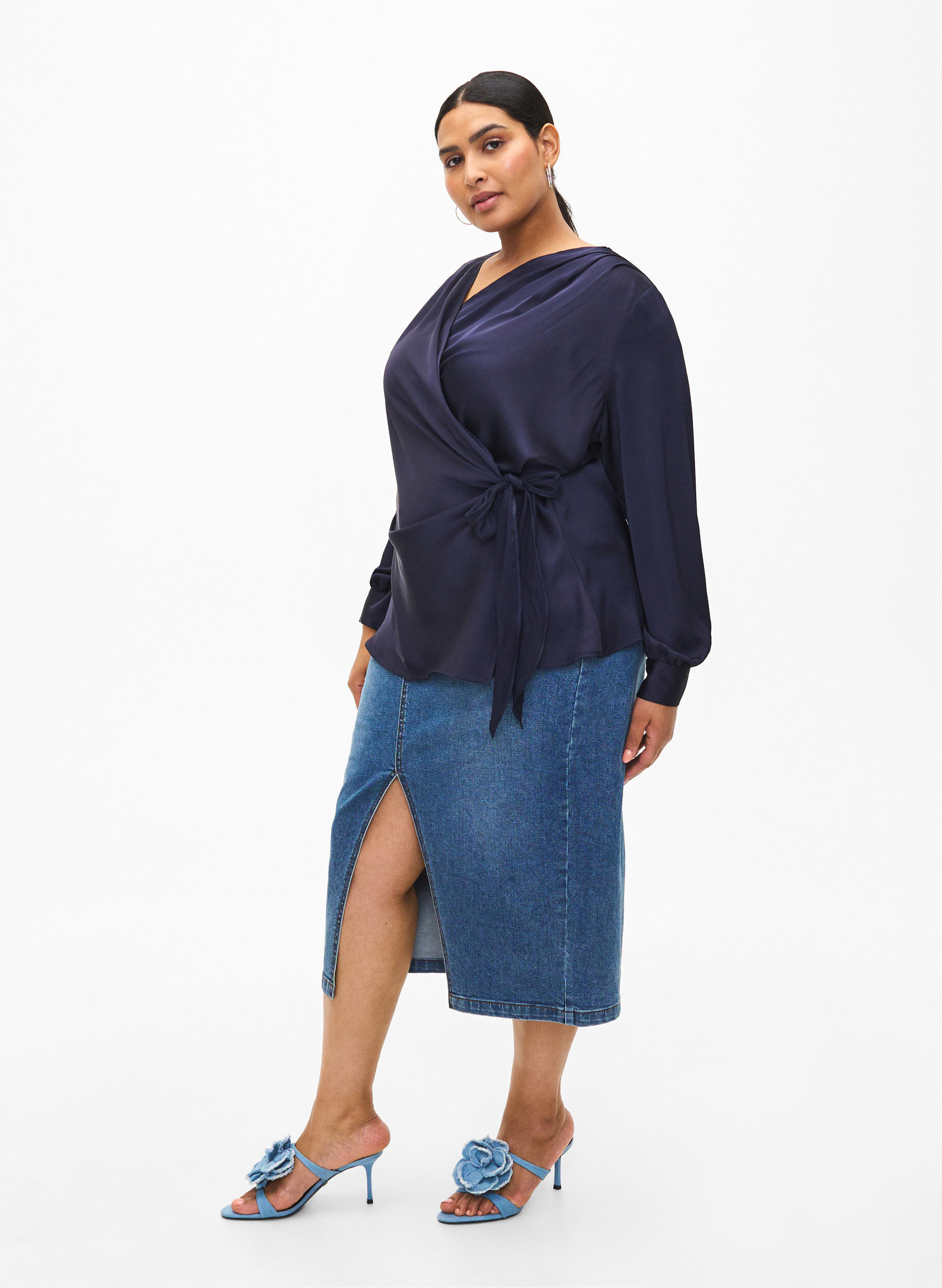 ZizziPartyblus i satin i omlottmodell, Night Sky, Model image number 2