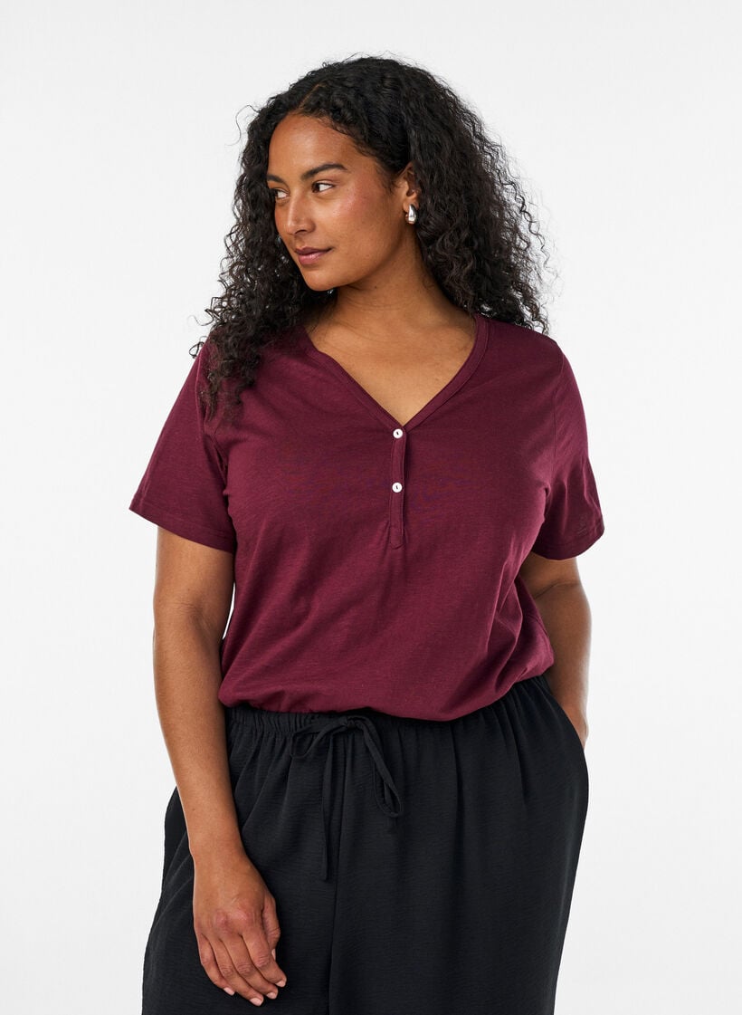 T-shirt med knappdetalj, M&ouml;rk Bordeaux, Model image number 0