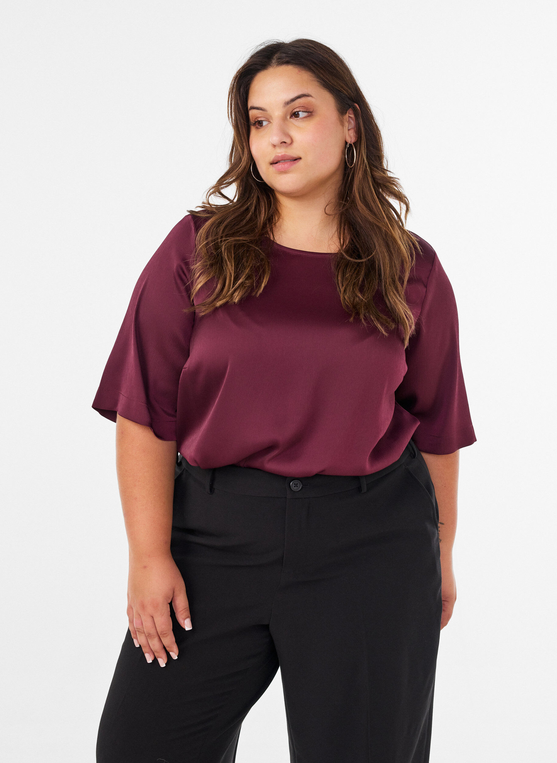Blus i satin med armb&aring;gsl&aring;nga &auml;rmar, R&ouml;d, Model