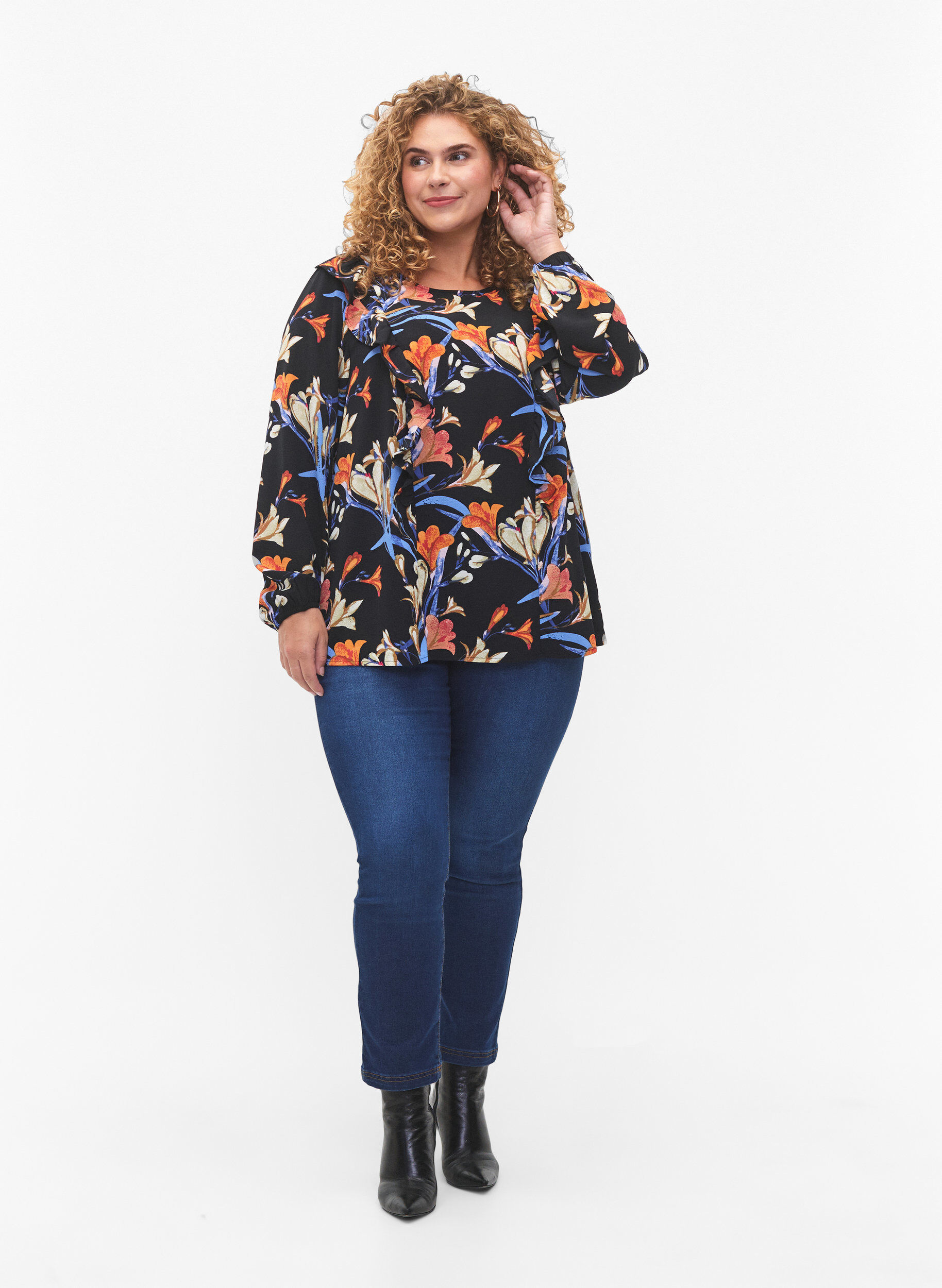 Zizzi L&aring;ng&auml;rmad blus med volanger, Black Flower AOP, Model image number 2