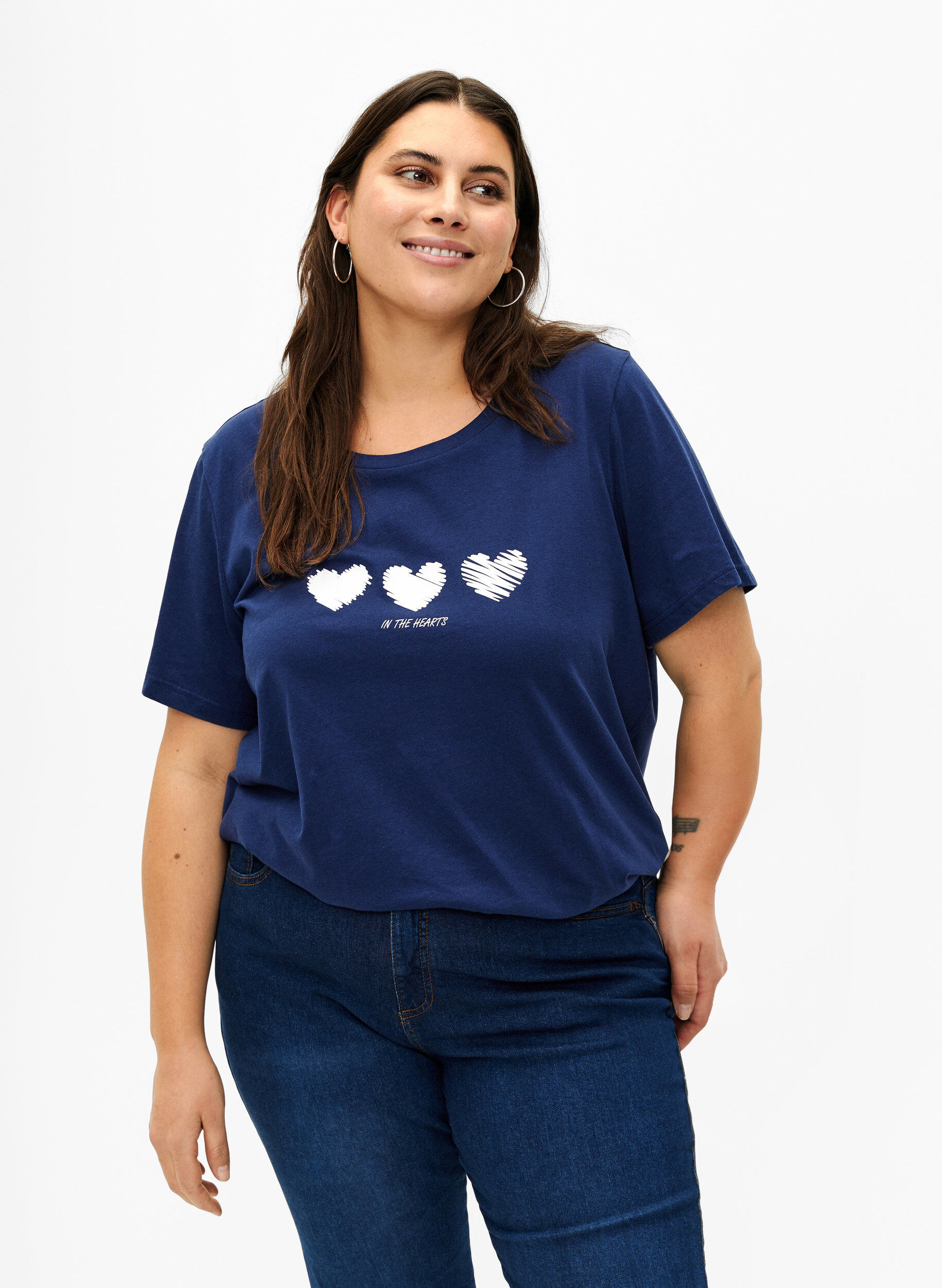 Zizzi T-shirt i bomull med rund halsringning och tryck, Medieval B.W. Hearts, Model image number 0