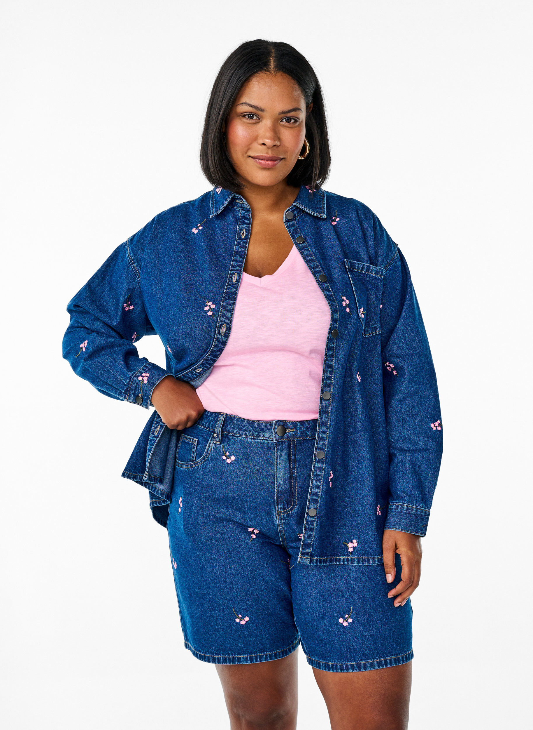 ZizziJeansshorts med broderade blommor, Bl&aring;, Model image number 0