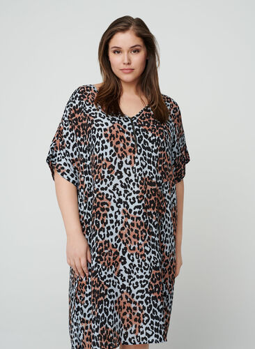 Kortärmad klänning i viskos med färgat leopardprint, Blue Leo AOP, Model image number 0