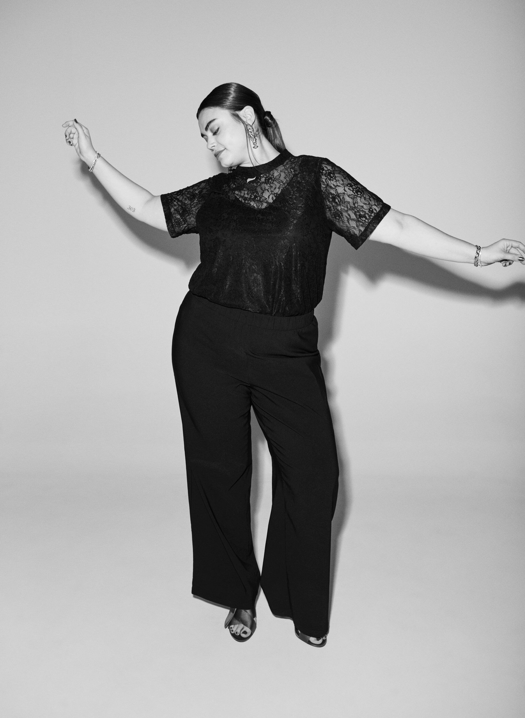 Zizzi Vida byxor med res&aring;r i midjan, Svart, Image image number 0