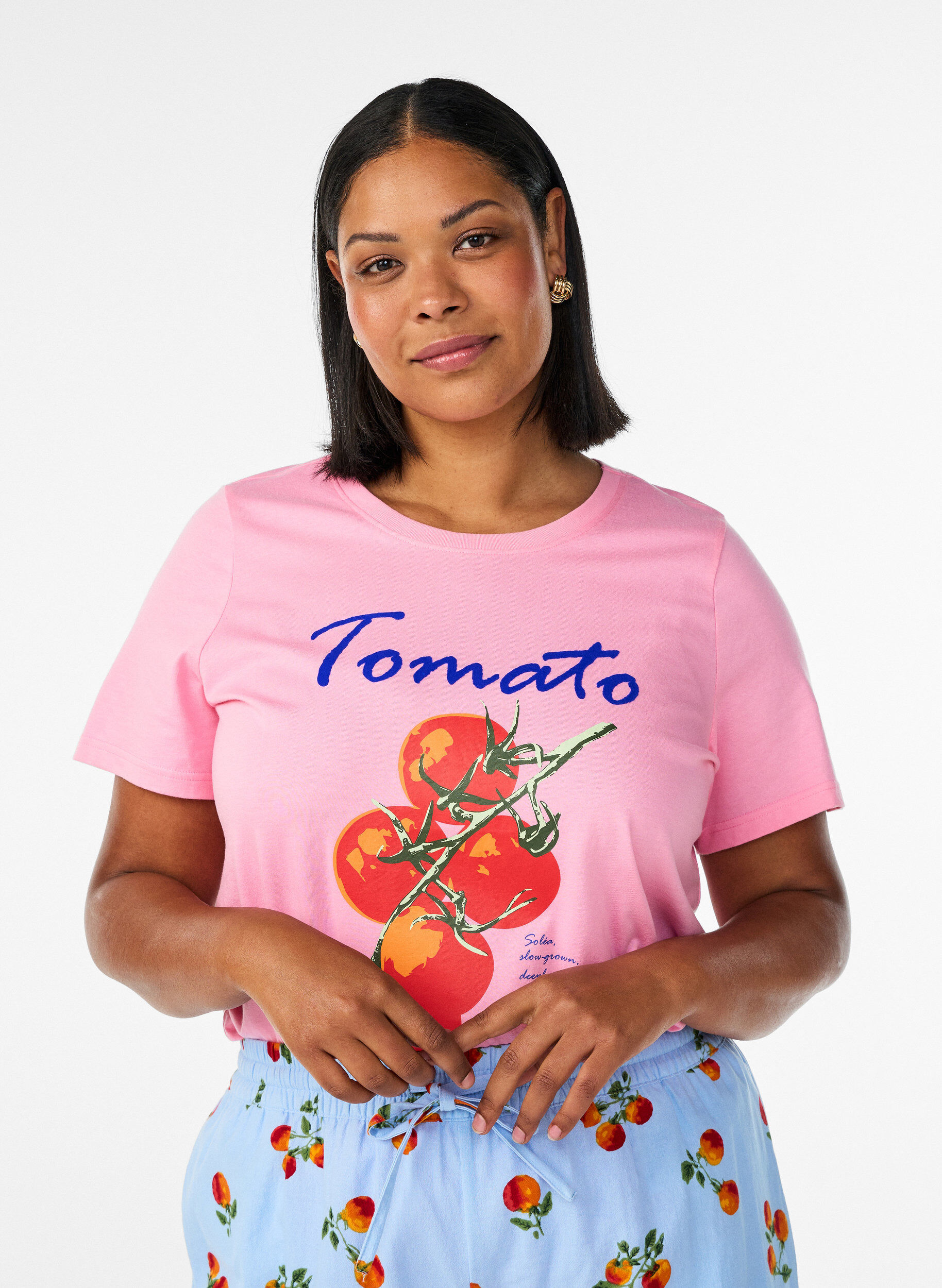 T-shirt i ekologisk bomull med tomat-tryck, Rosa, Model