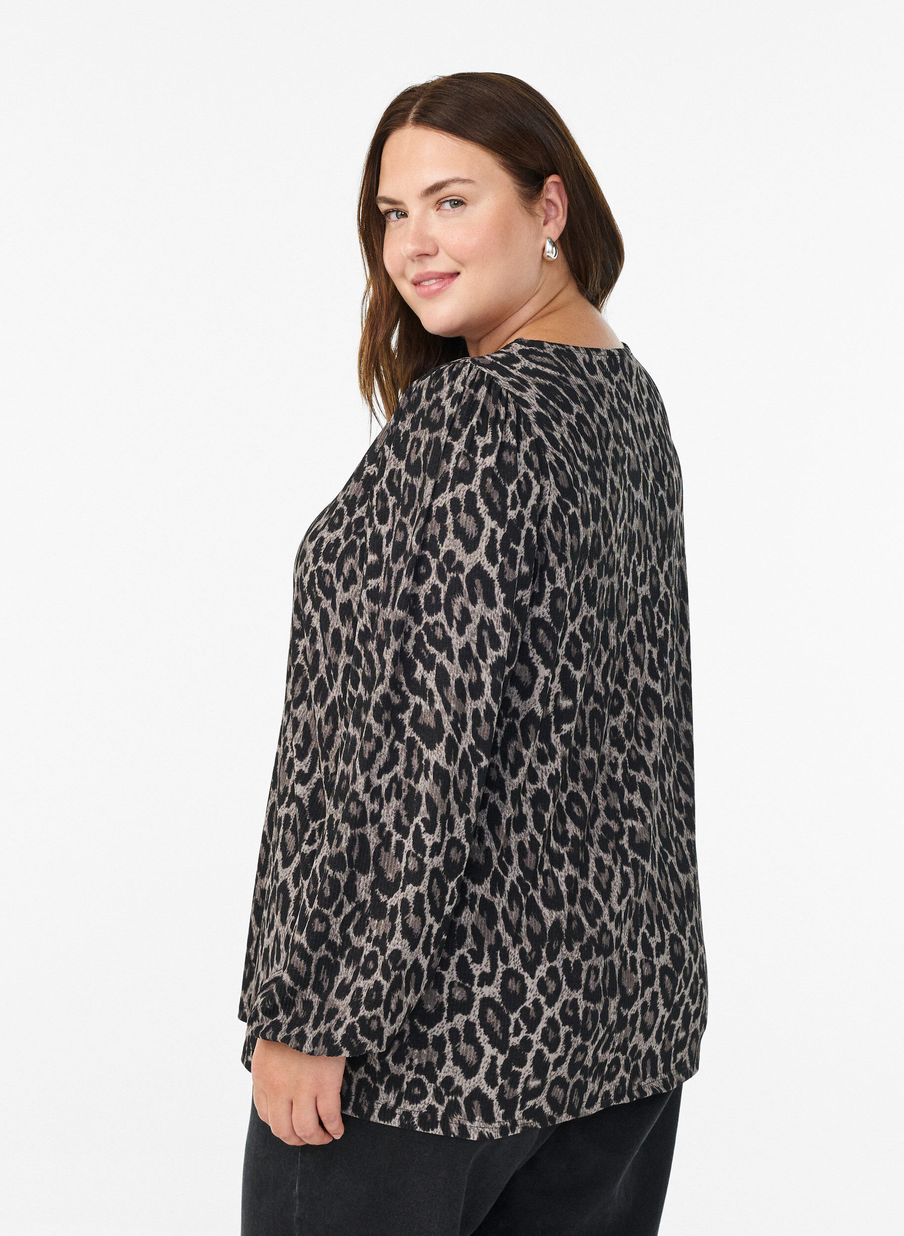 ZizziBlus med l&aring;nga &auml;rmar och leopardm&ouml;nster, Gr&aring;, Model image number 2