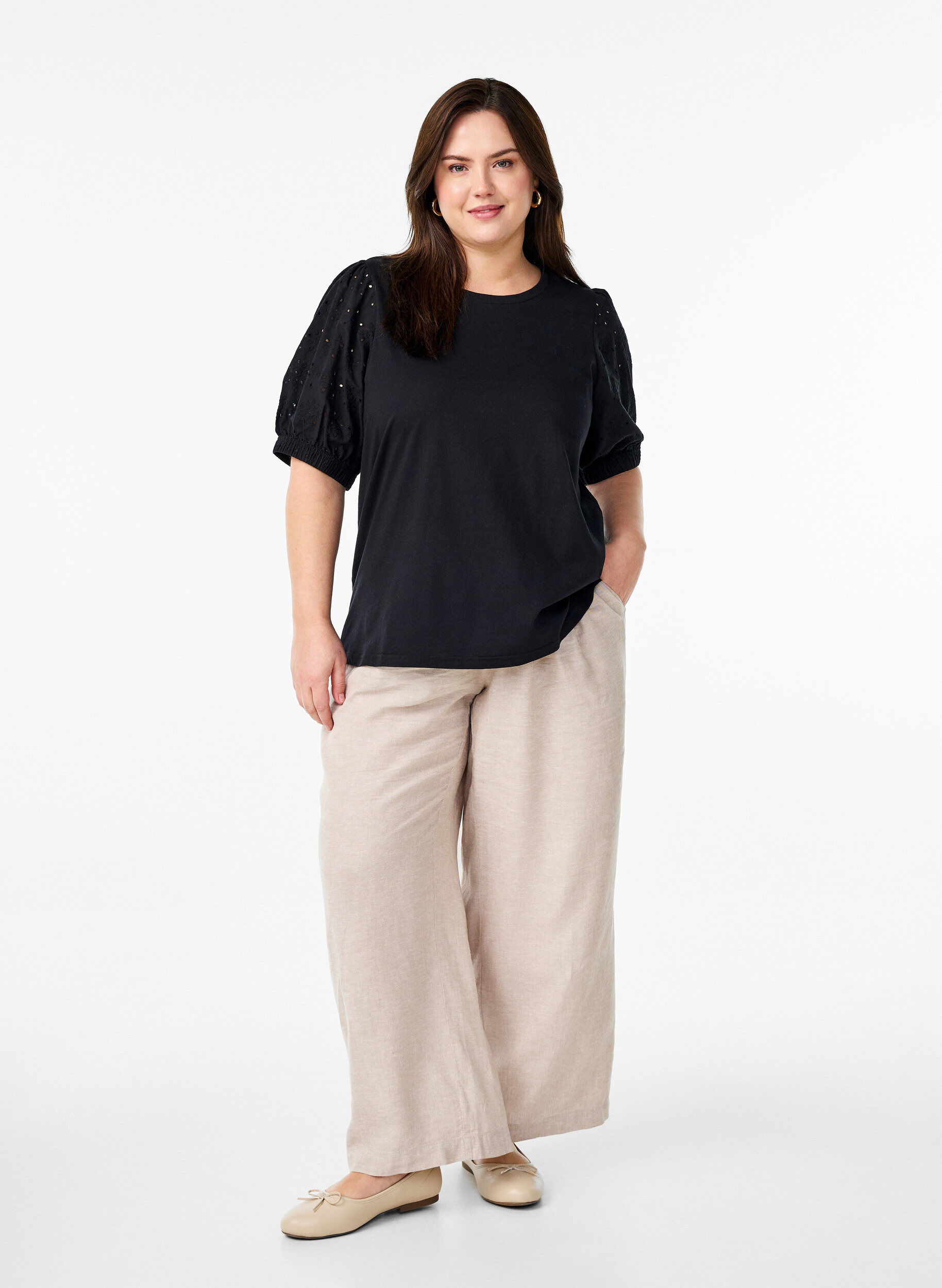 Zizzi T-shirt med Broderie Anglaise-&auml;rmar, Svart, Model image number 1