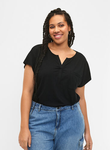 T-shirt med v-ringning och bröstficka, Black, Model image number 0