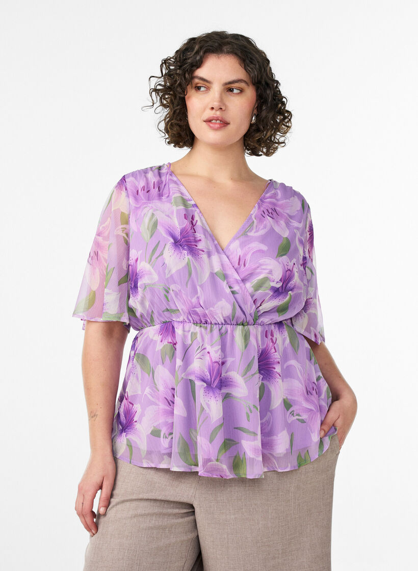 Blus i chiffong med blommor och korta &auml;rmar, Lila, Model image number 0