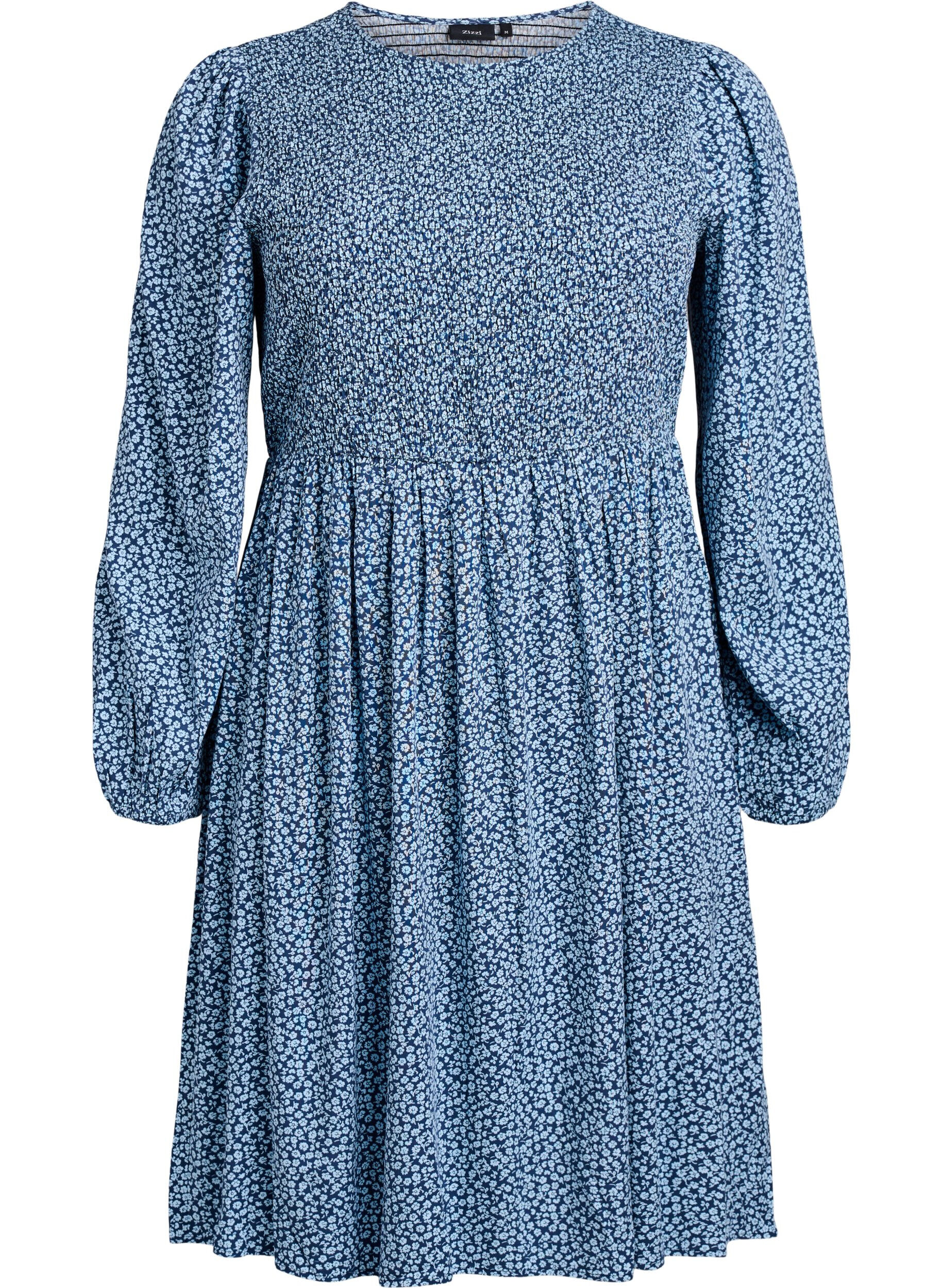 Kl&auml;nning med smock upptill och sm&aring;blommigt m&ouml;nster