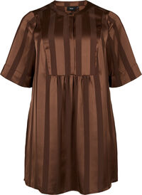 A-linjeformad klänning med ränder och halv ärm