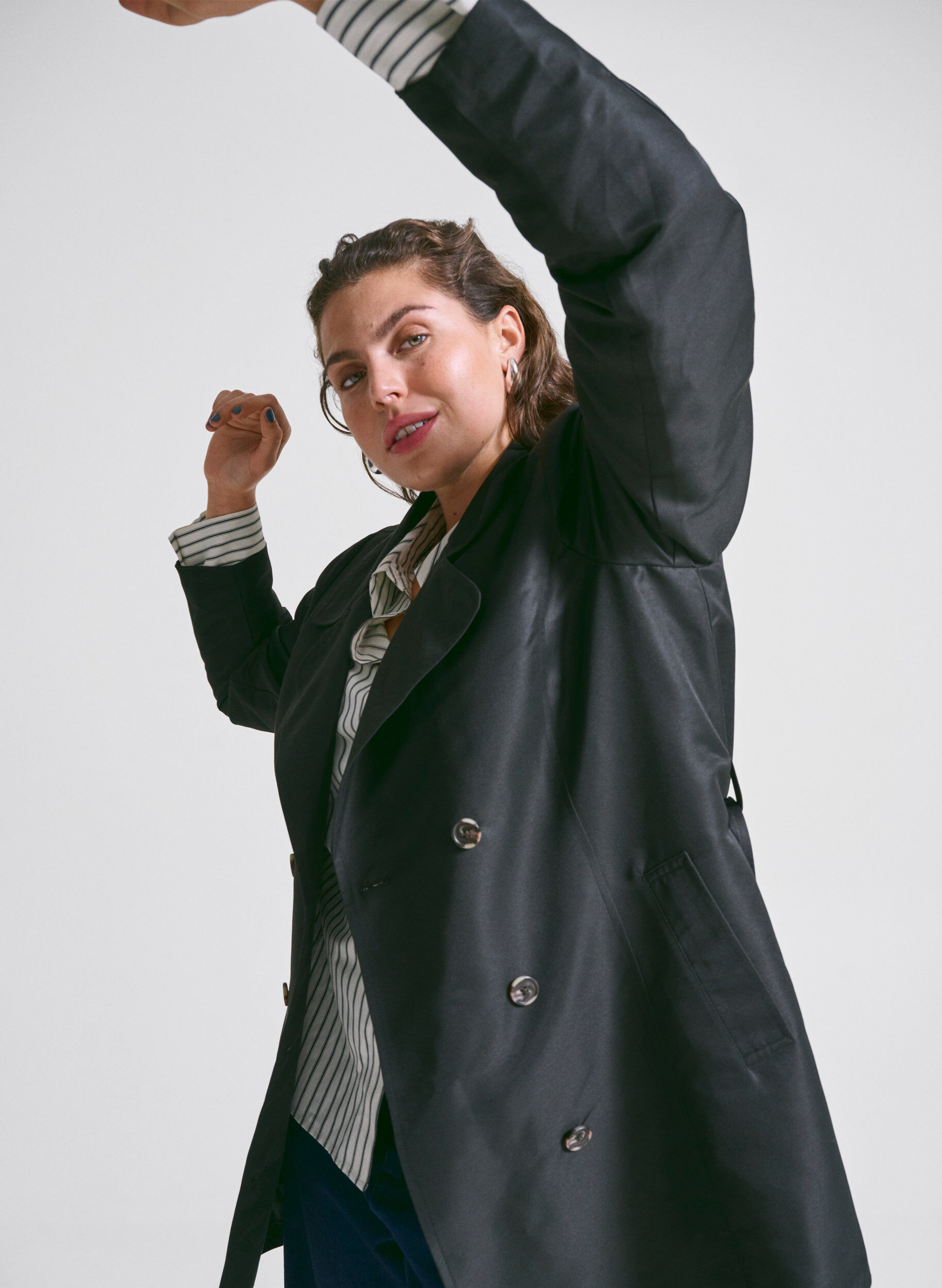 Zizzi Kort trenchcoat med sk&auml;rp, Svart, Image image number 0