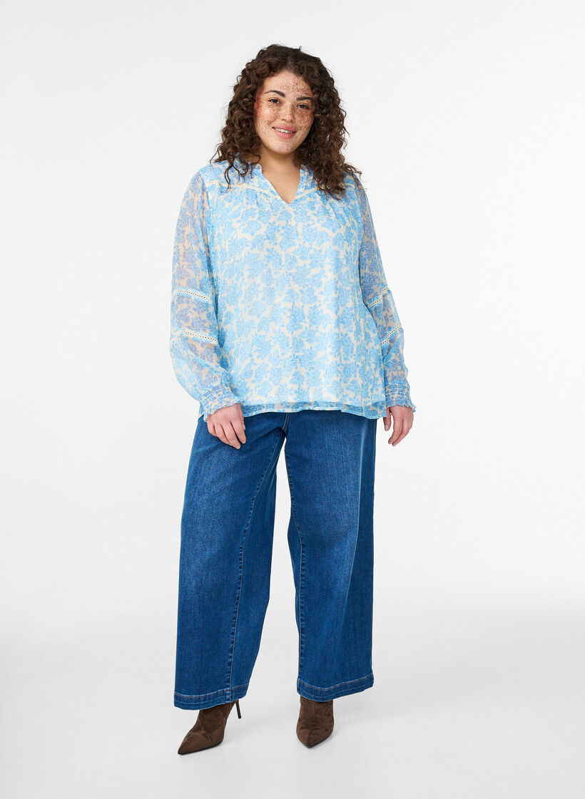 Chiffonblus med blommigt m&ouml;nster och virkade detaljer, Bl&aring;, Model image number 1