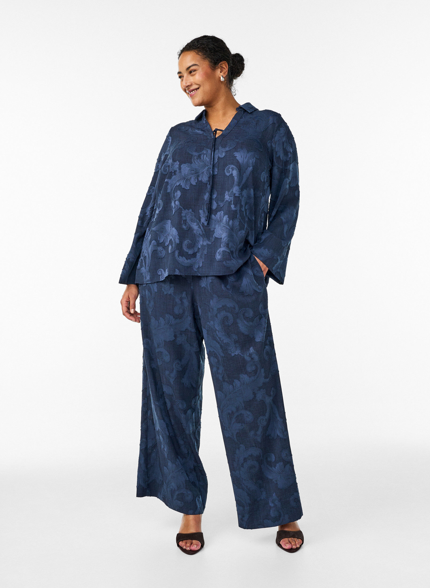 Zizzi Blus med v&auml;vt strukturm&ouml;nster och v-ringning, Bl&aring;, Model image number 1