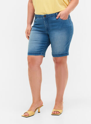 Slim fit Emily shorts med normalhög midja, Light blue denim, Model image number 3