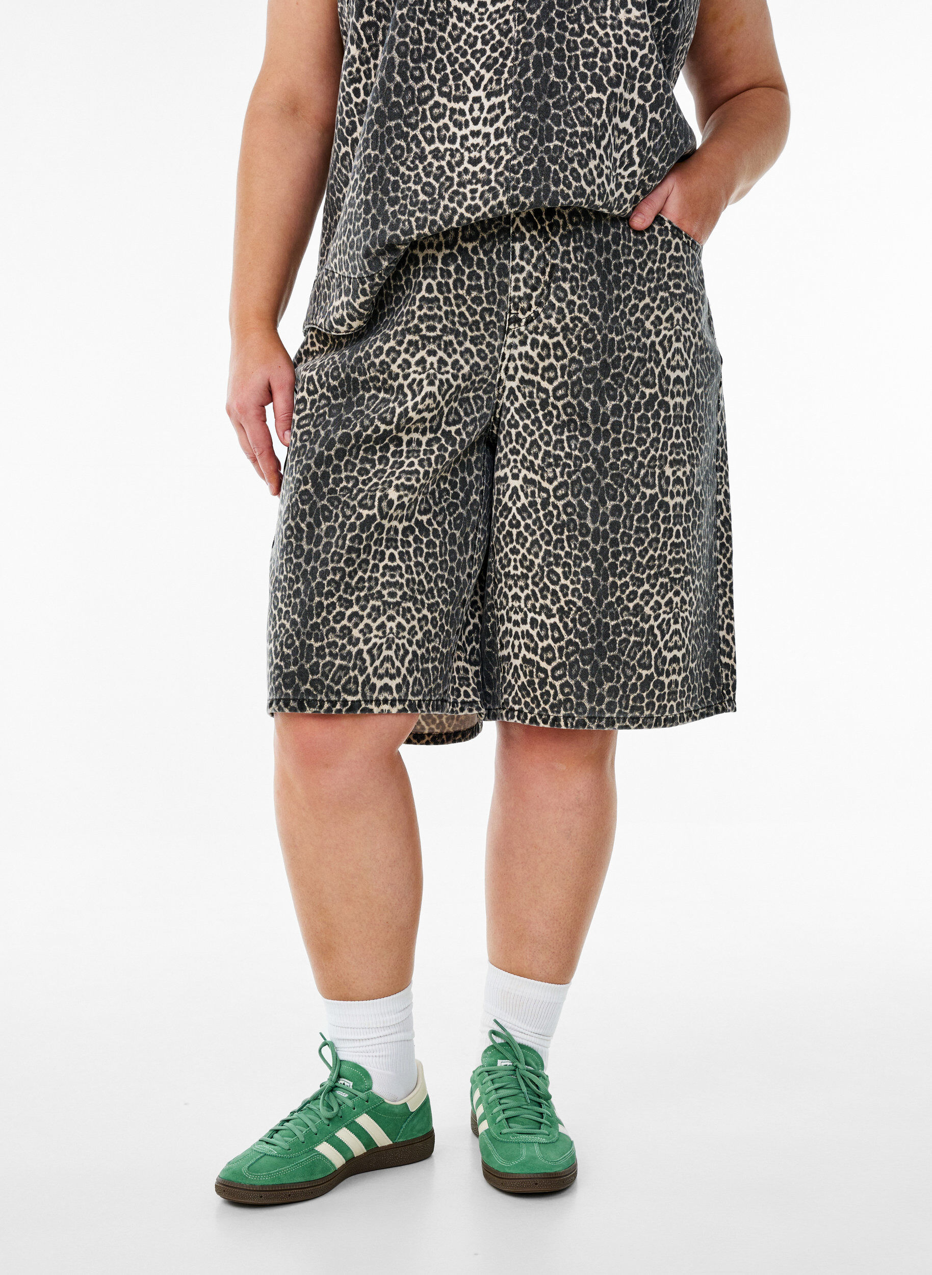 ZizziLeopardm&ouml;nstrade jeansshorts i bermuda-modell, Brun, Model image number 2