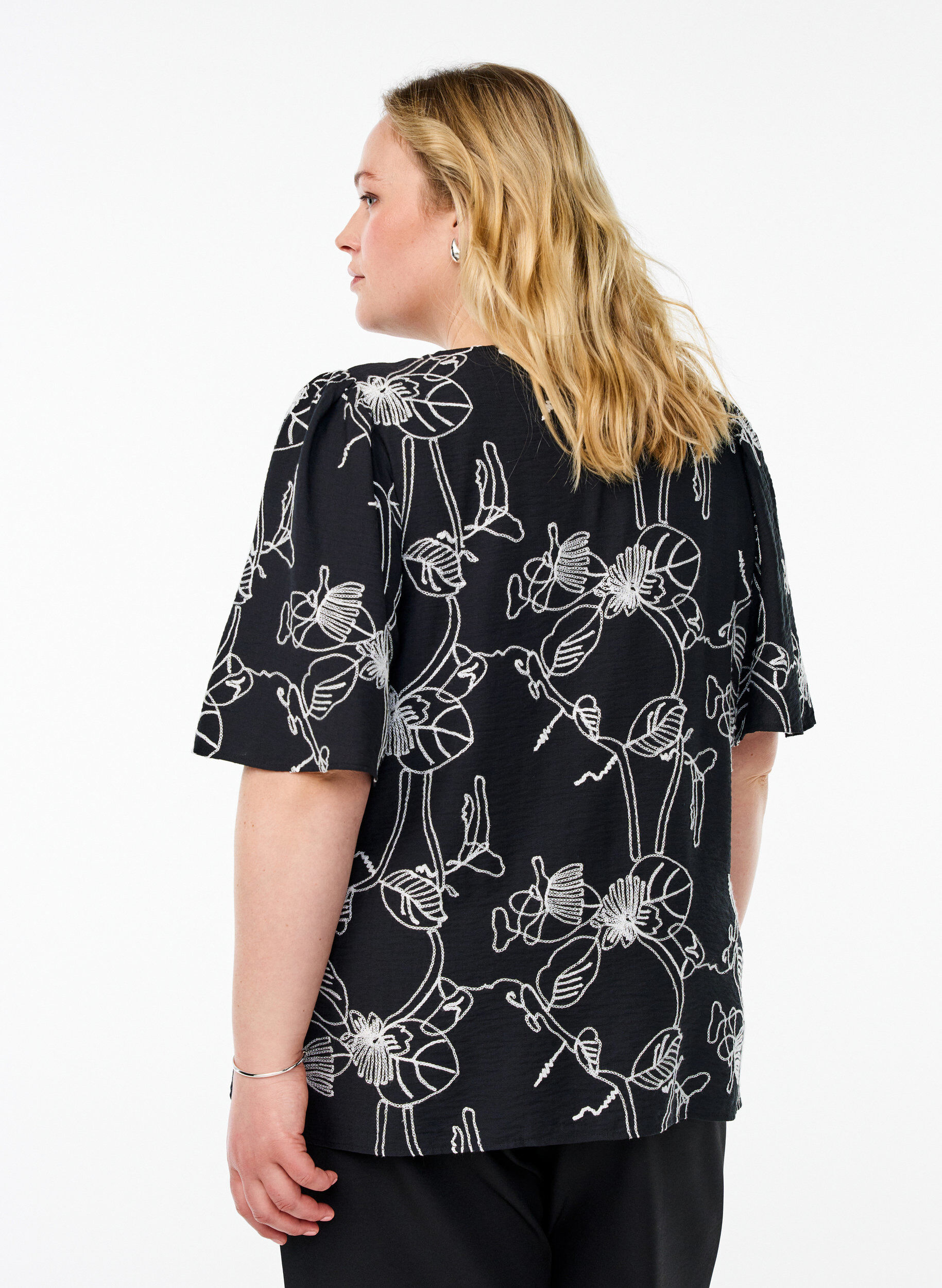 ZizziKort&auml;rmad blus med broderat m&ouml;nster, Svart, Model image number 2