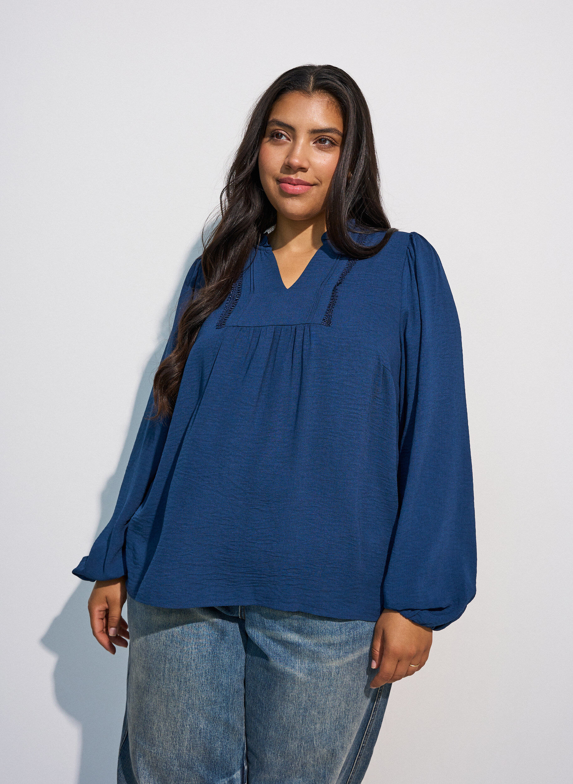 Blus med v-ringning och virkat band, Bl&aring;, Model