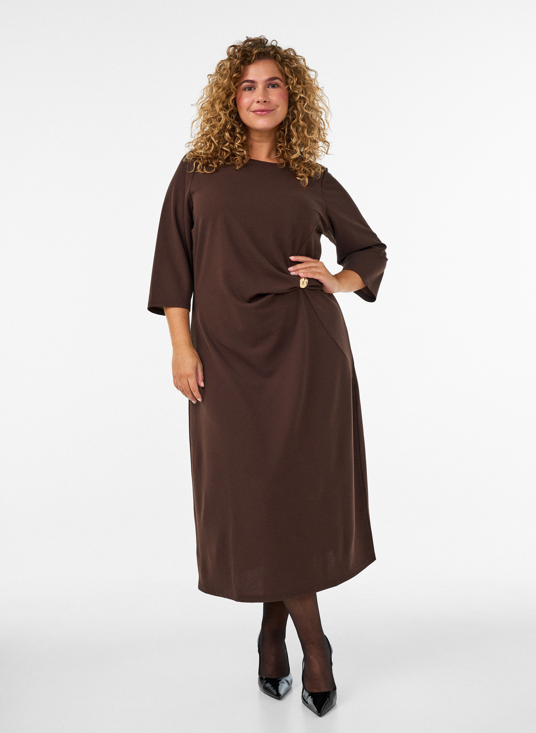 Kl&auml;nning i jersey med drapering och dekorativt sp&auml;nne, Brun, Model