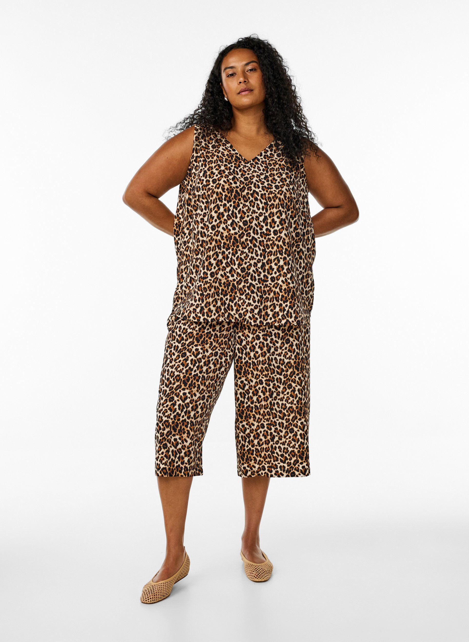 Zizzi M&ouml;nstrad topp med v-ringning, Gr&ouml;n, Model image number 1