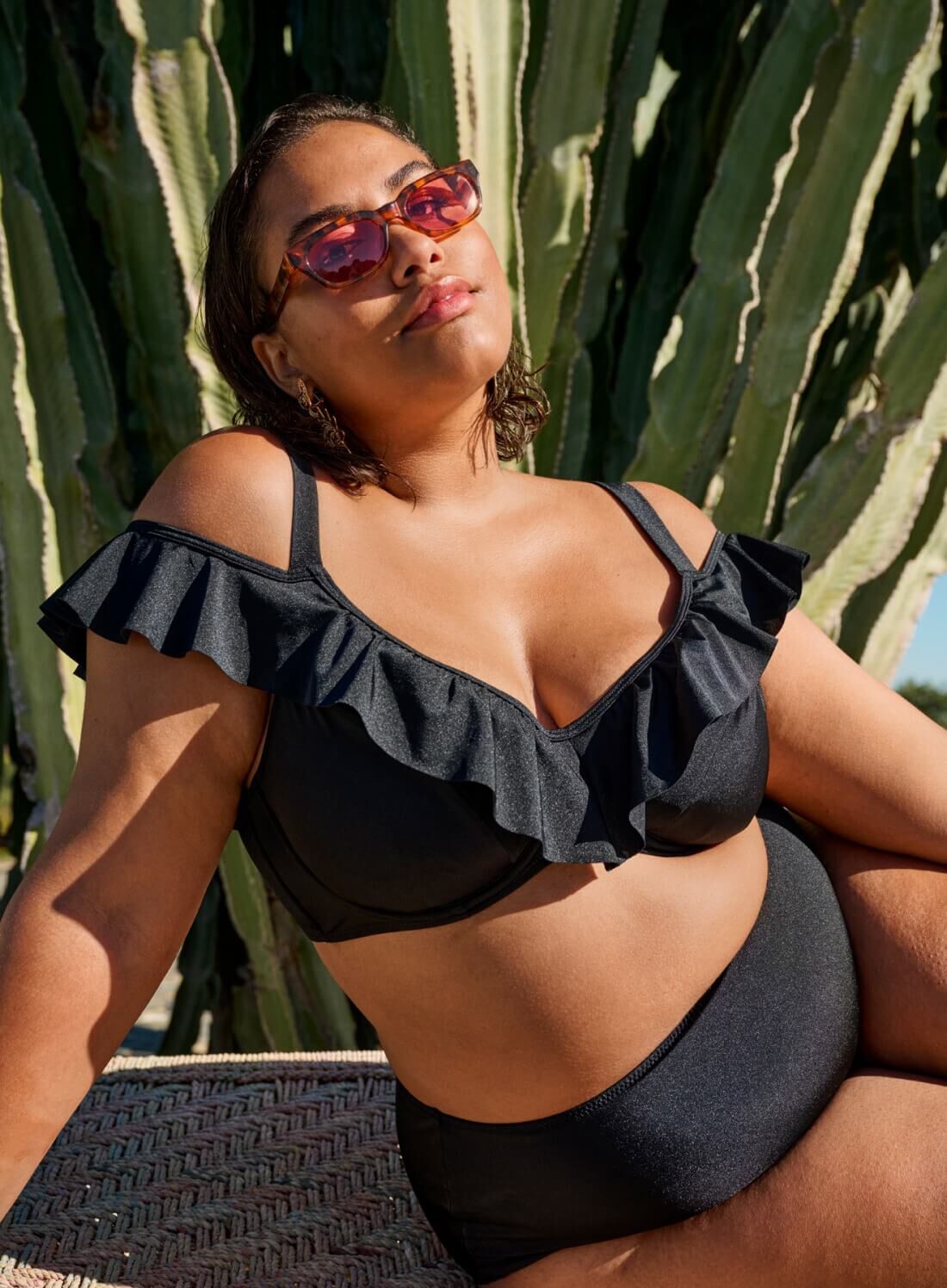 Bikinitopp med volanger, , Model