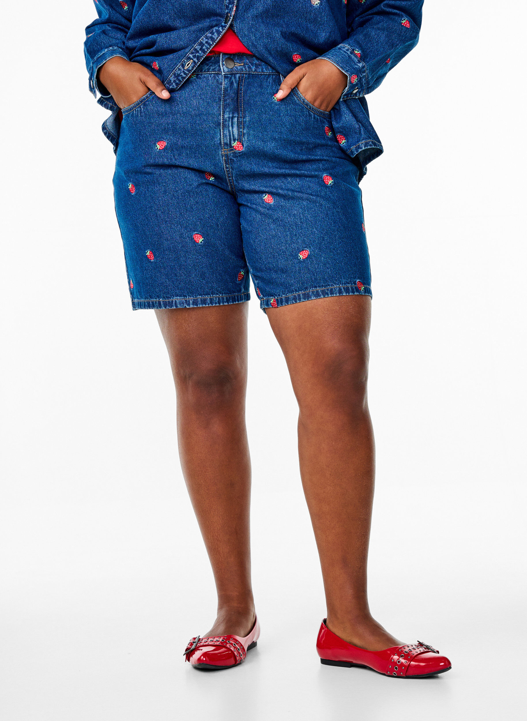 ZizziJeansshorts med broderade jordgubbar, Bl&aring;, Model image number 2