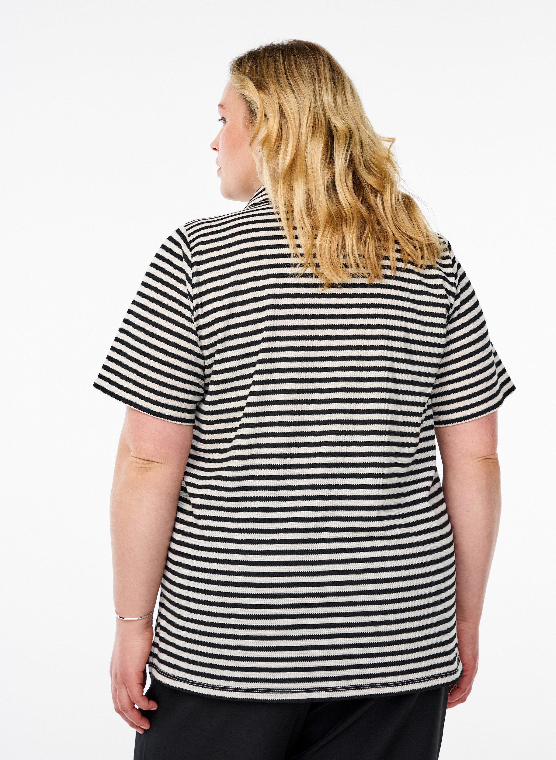 Zizzi Kort&auml;rmad polotr&ouml;ja med r&auml;nder, Svart, Model image number 2