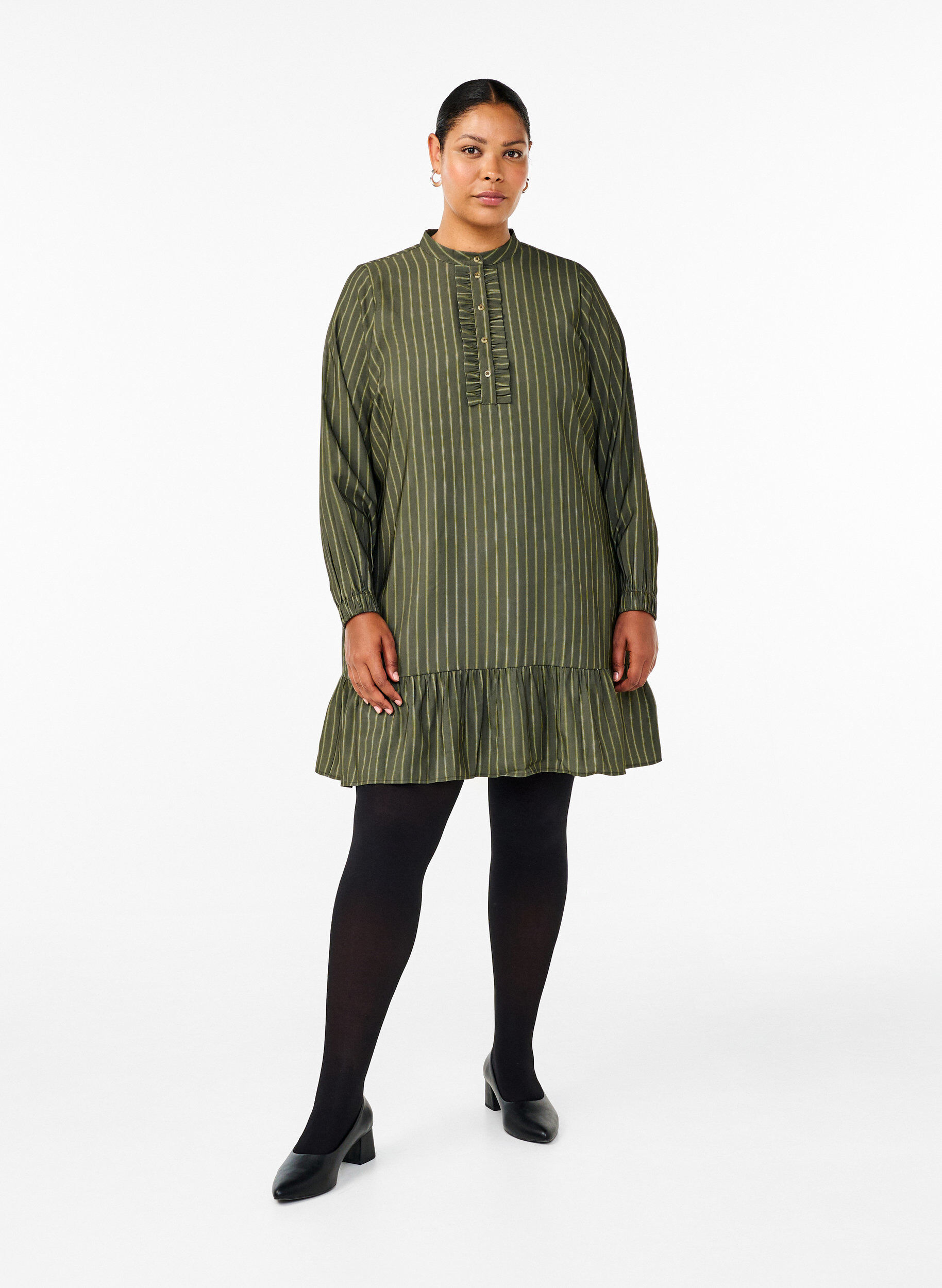 Zizzi Kort randig kl&auml;nning med volangdetalj, Thyme Stripe AOP, Model image number 2