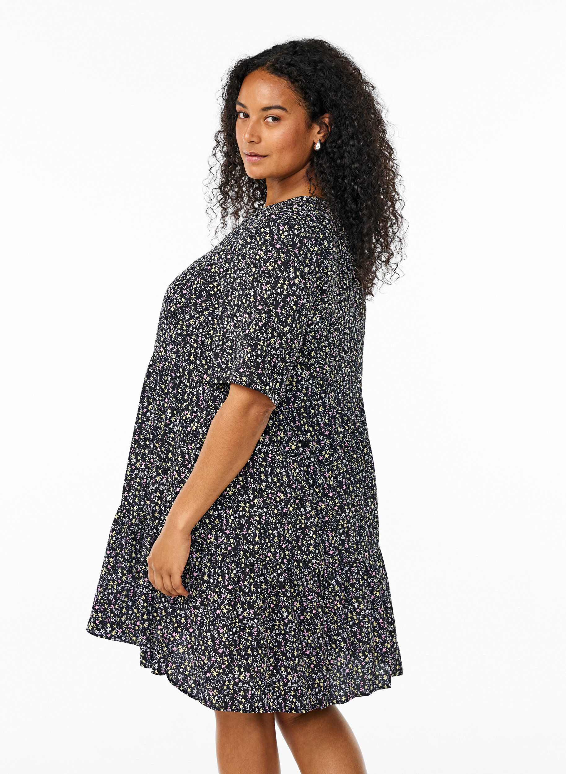 Zizzi Kort&auml;rmad kl&auml;nning med A-linje och sk&auml;rningar, Svart, Model image number 2