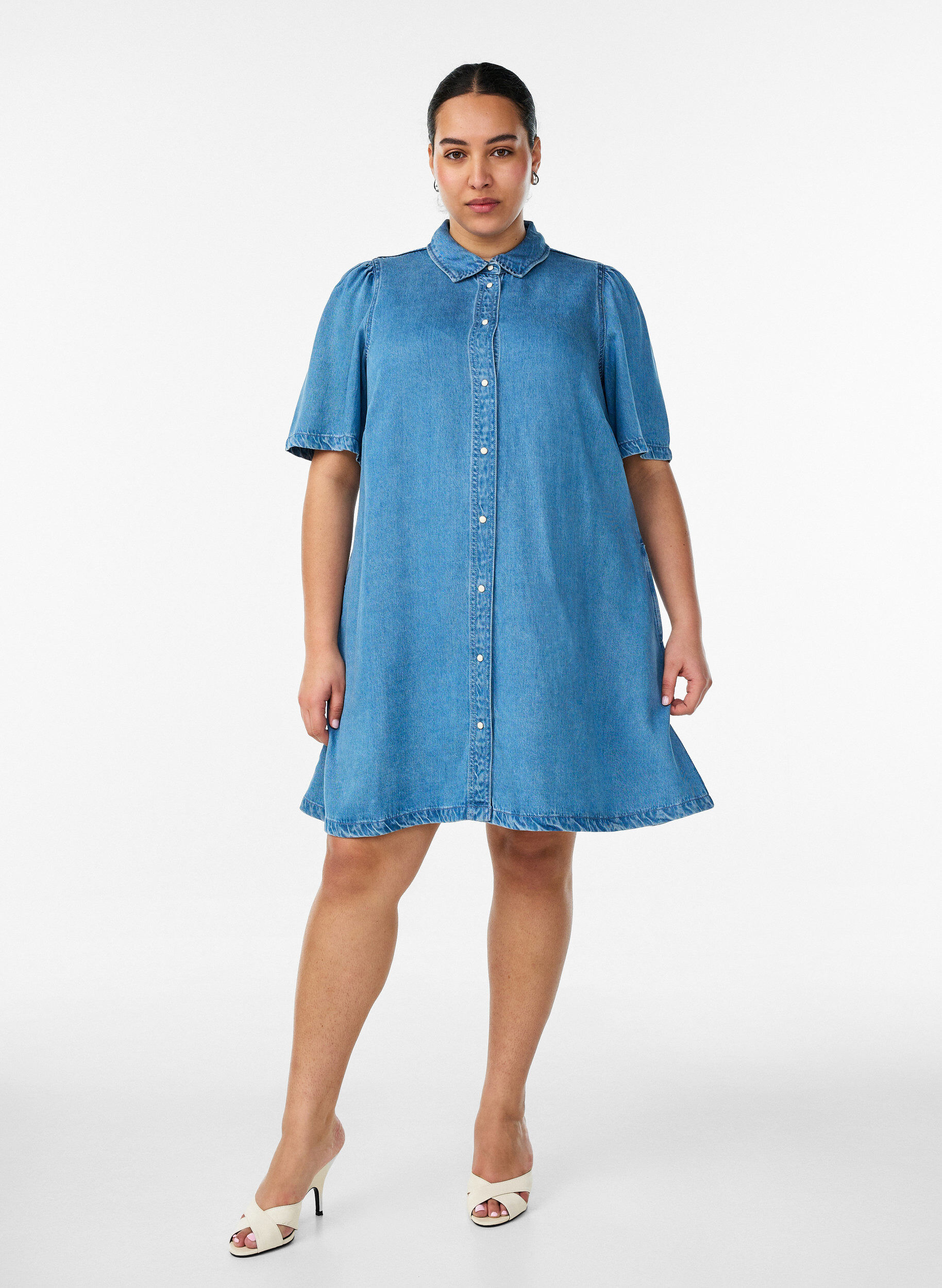 ZizziJeanskl&auml;nning i lyocell med knappar och korta &auml;rmar, Bl&aring;, Model image number 1