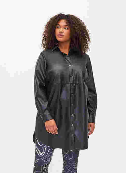 Lång skjorta i läderimitation, Black, Model