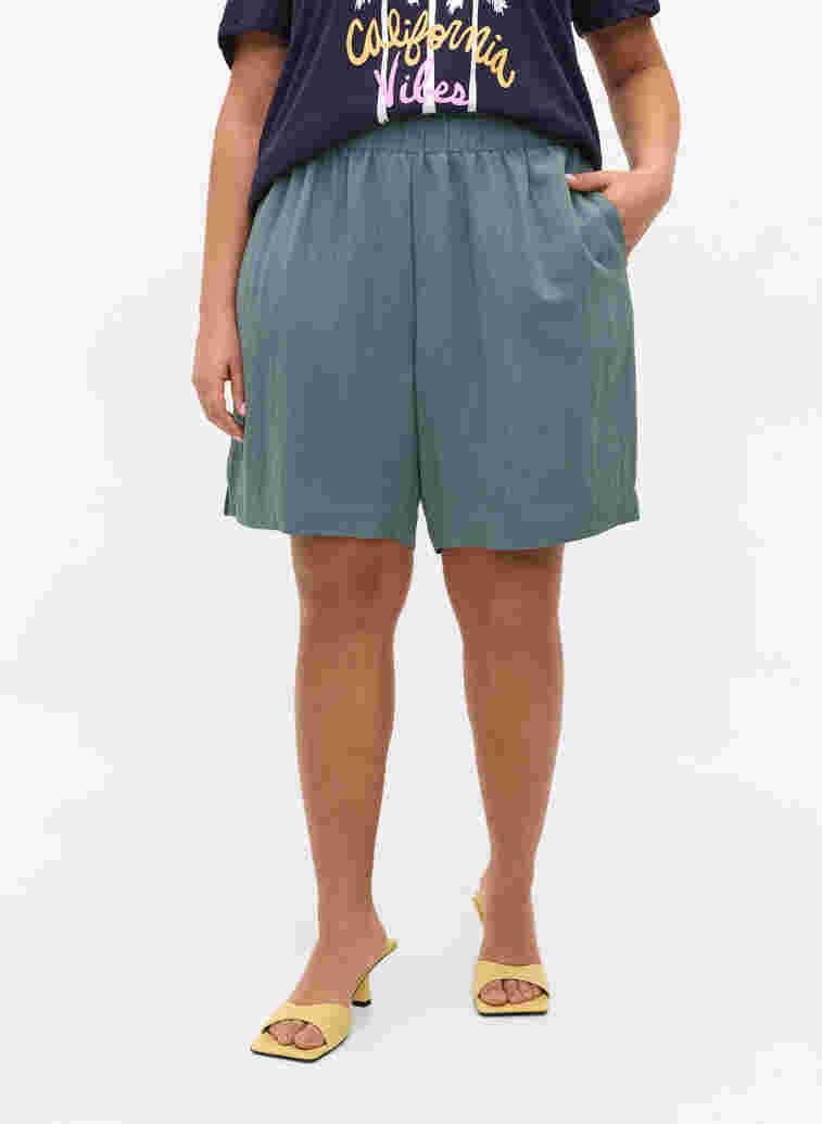 Lösa shorts i viskose, Balsam Green, Model image number 1