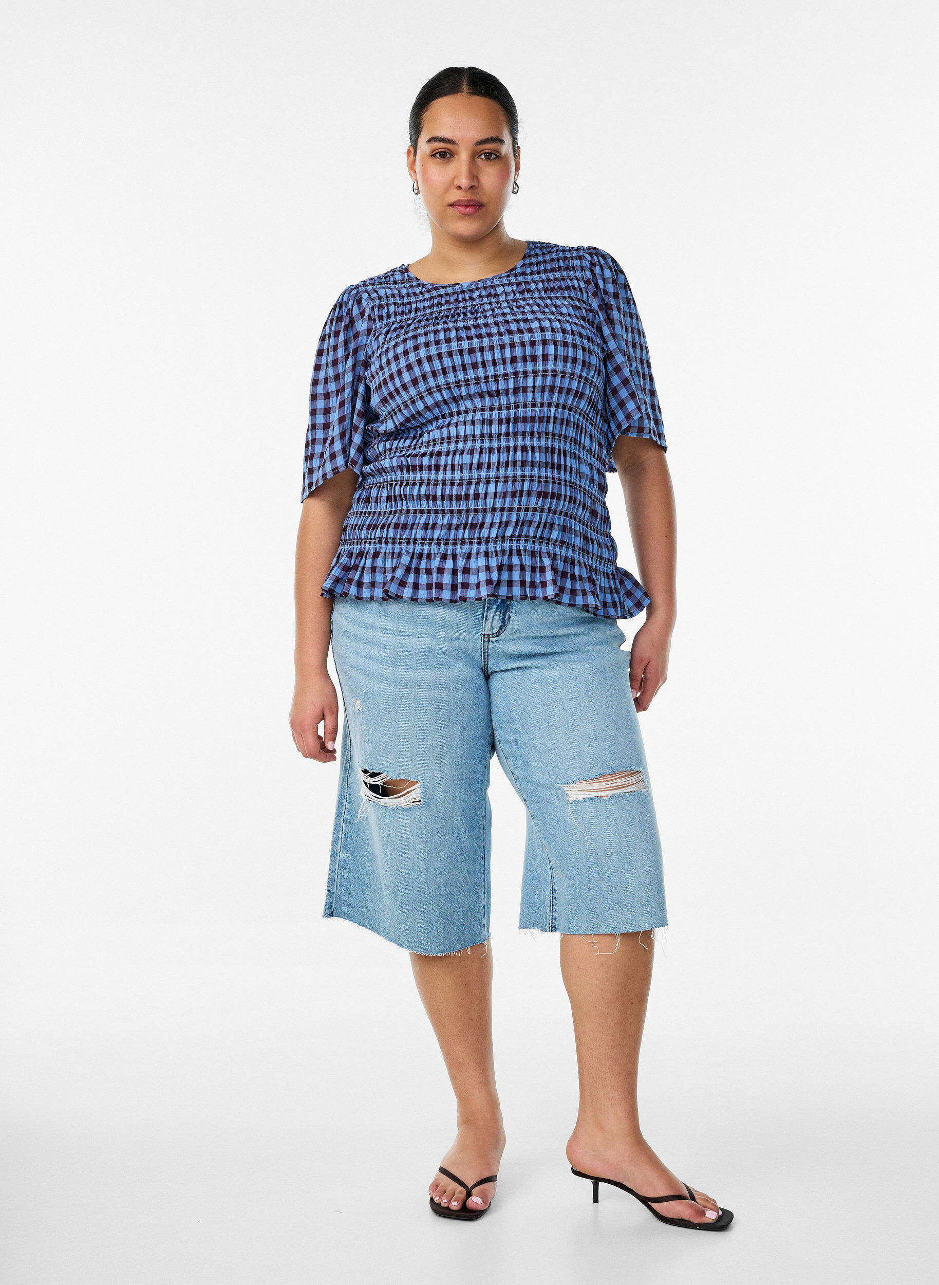 ZizziCroppade jeans med en sliten look och r&aring;a kanter, Bl&aring;, Model image number 0