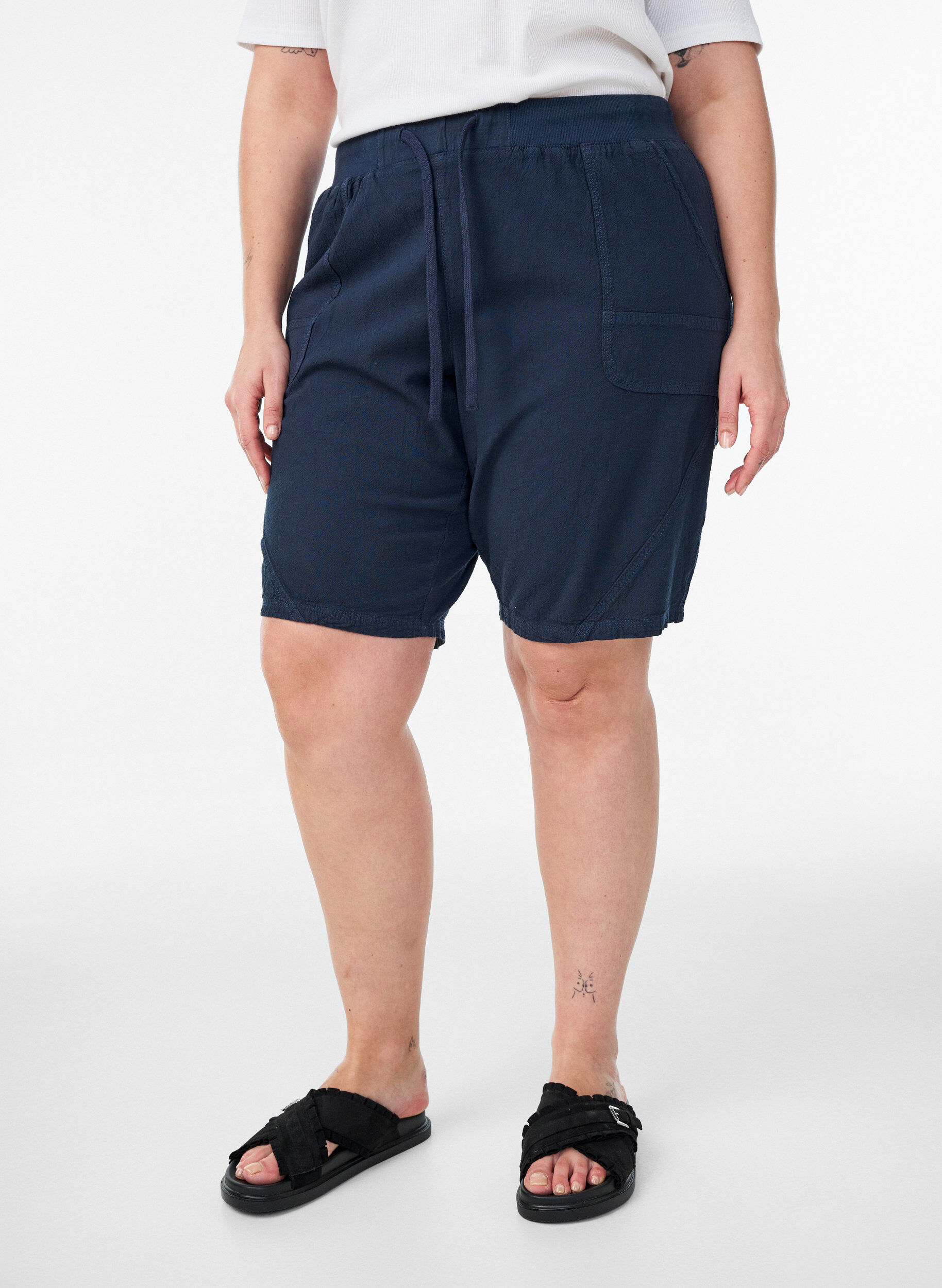 Zizzi L&ouml;sa shorts i bomull med fickor, Bl&aring;, Model image number 3