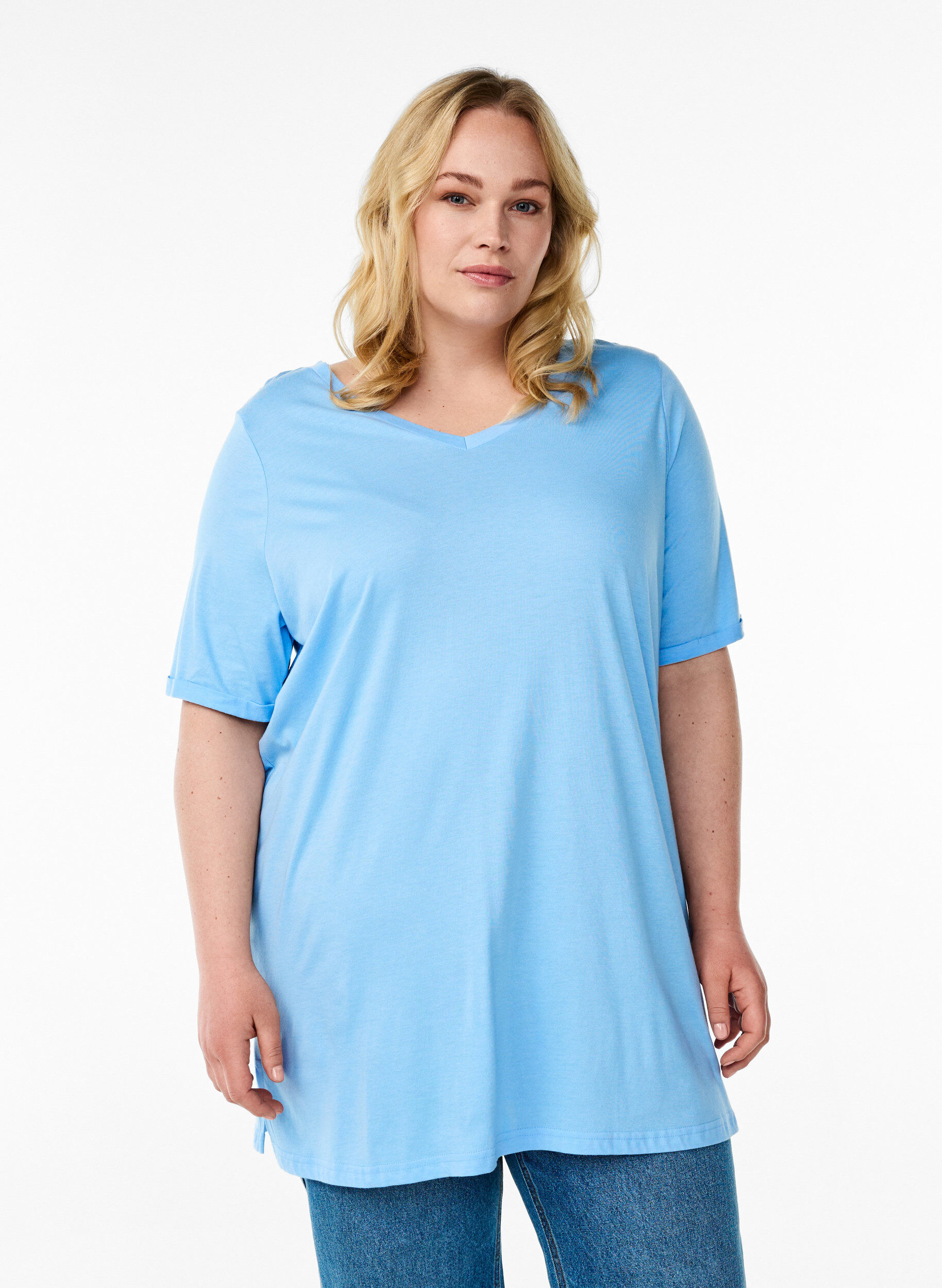 Enf&auml;rgad oversize t-shirt med v-hals, Bl&aring;, Model