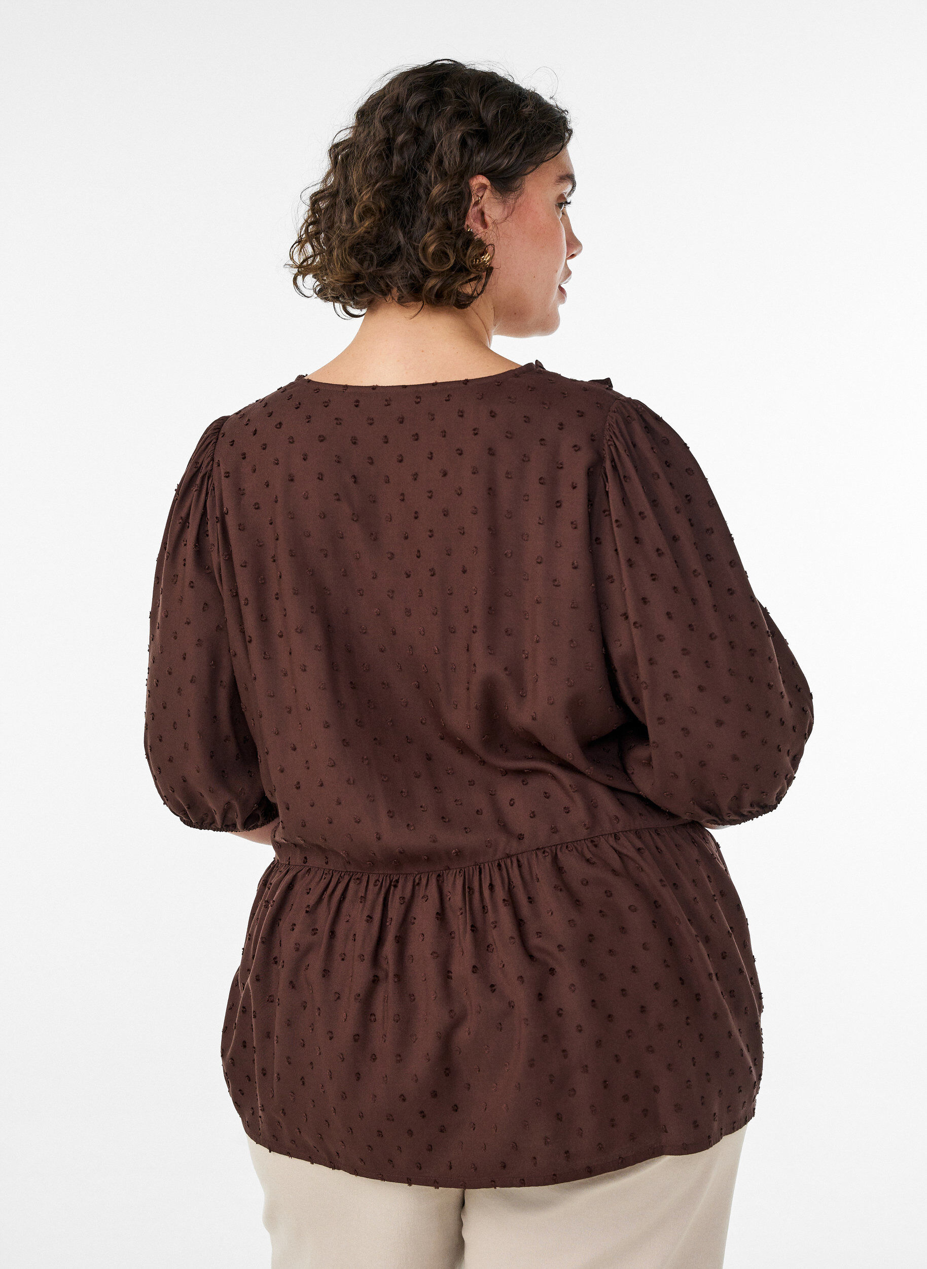 ZizziBlus i viskos med prickig textur och v-ringning, Brun, Model image number 2