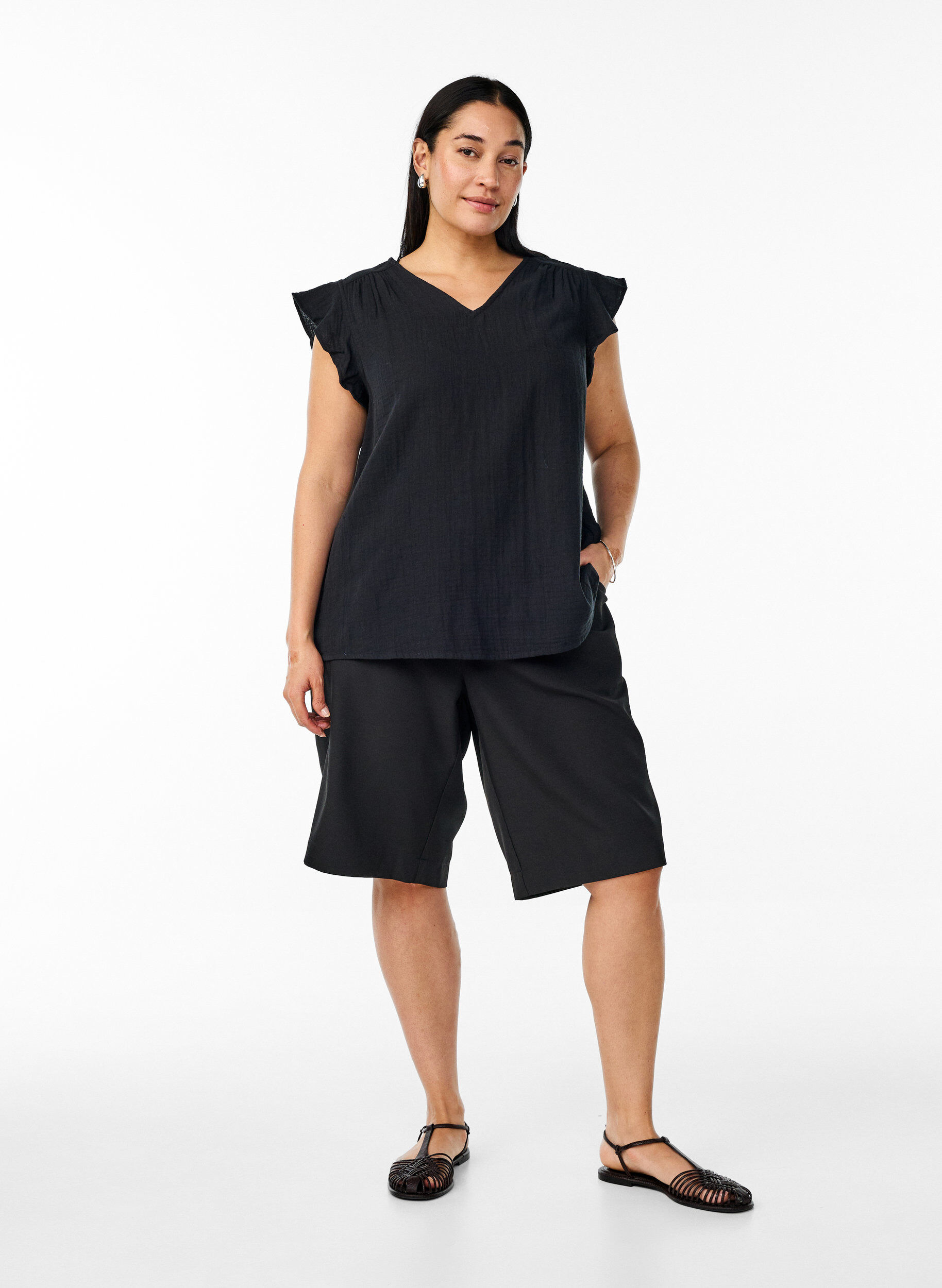 Zizzi&Auml;rml&ouml;s topp i bomullsmuslin med volanger, Svart, Model image number 1