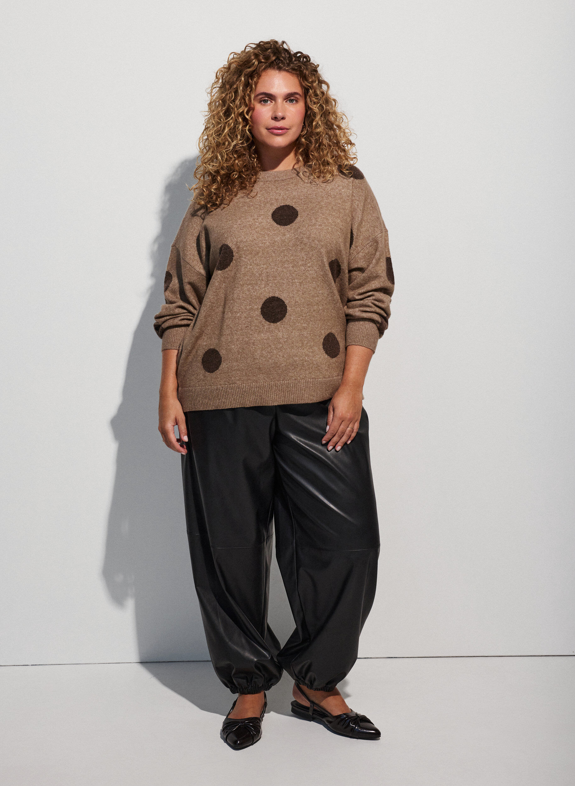 ZizziStickad blus med prickigt m&ouml;nster, Brun, Model image number 1