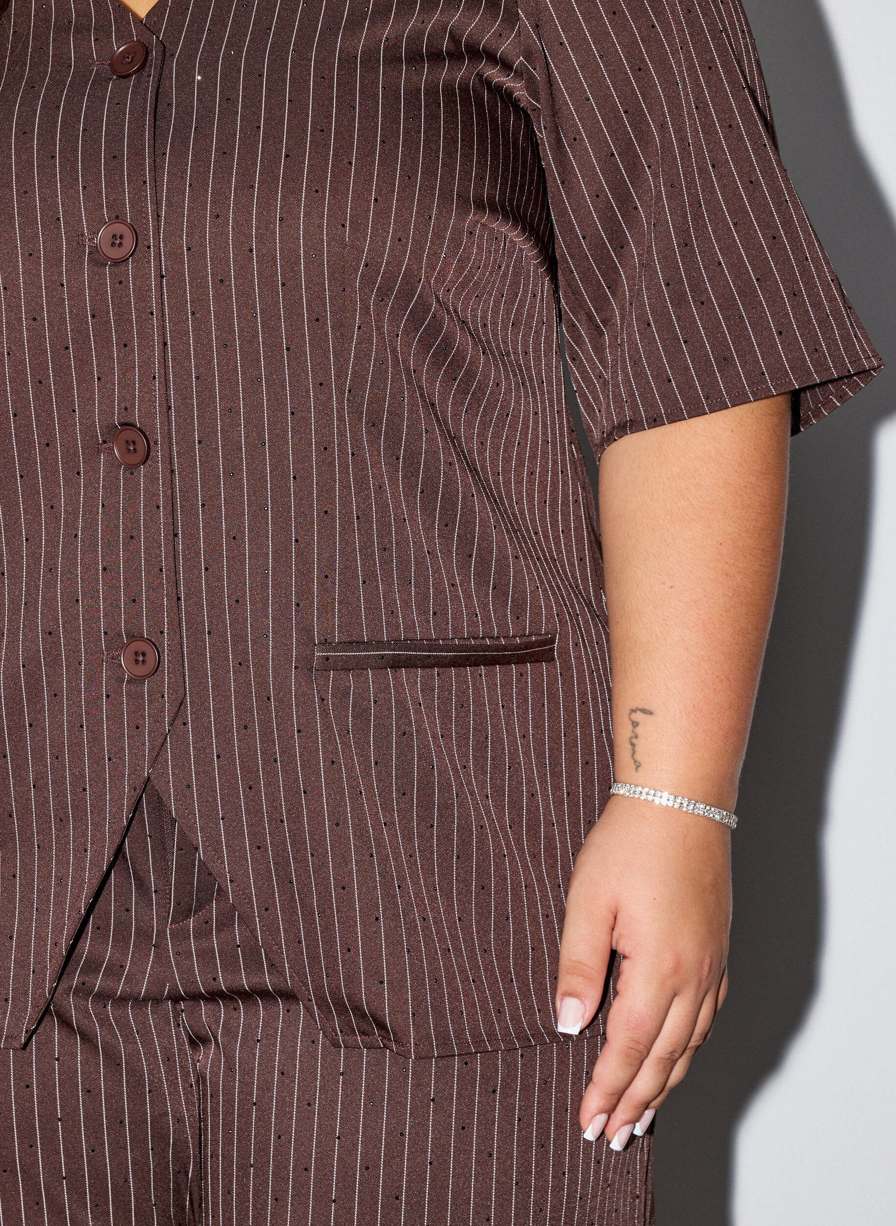 ZizziKritstrecksrandig blus med strass och knappar, Brun, Model image number 3